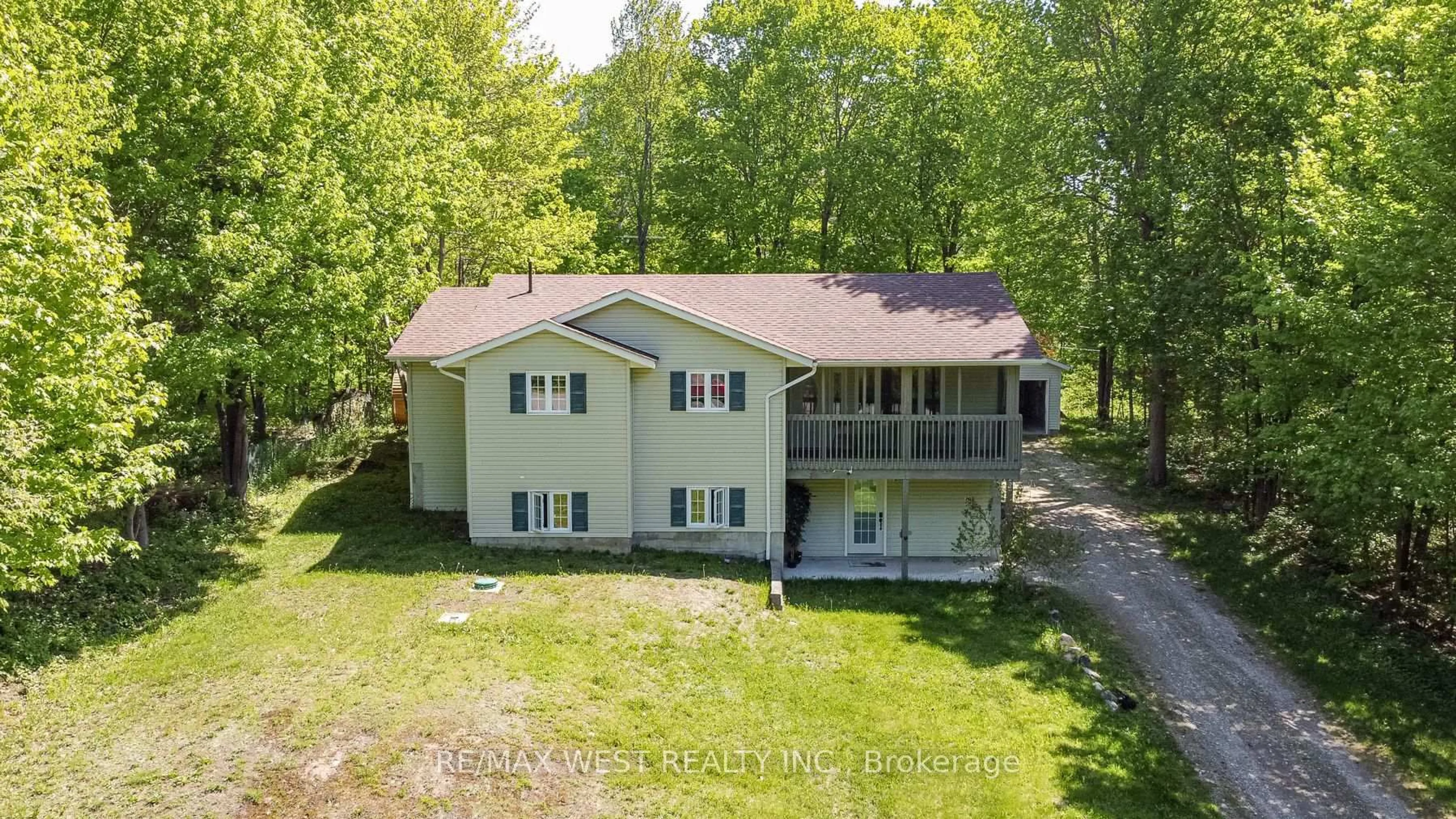 A pic from outside/outdoor area/front of a property/back of a property/a pic from drone, unknown for 1084 Bonnie Lake Rd, Bracebridge Ontario P1L 1W9