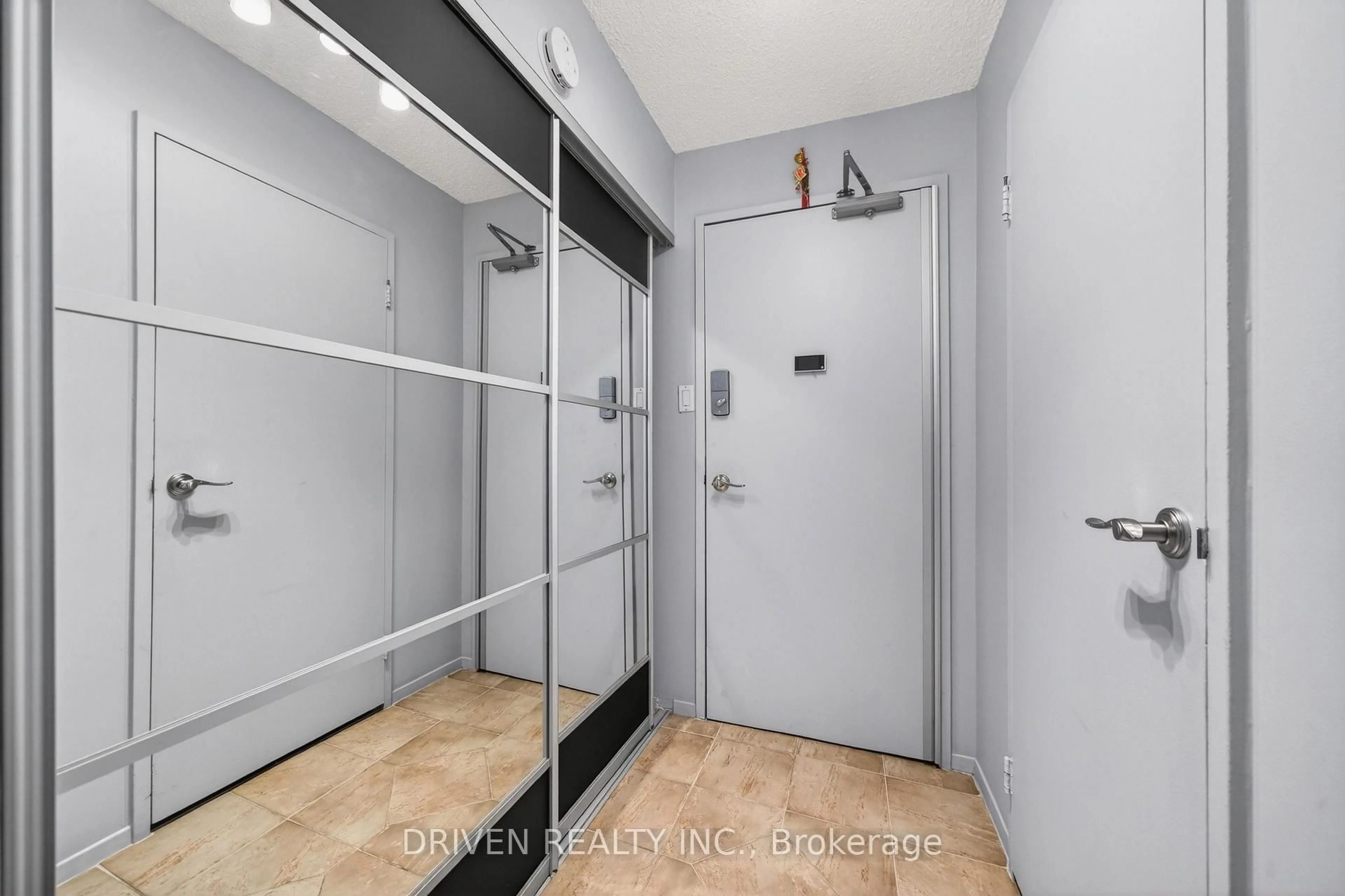 Indoor entryway for 158 A McArthur Ave #404, Ottawa Ontario K1L 7E7