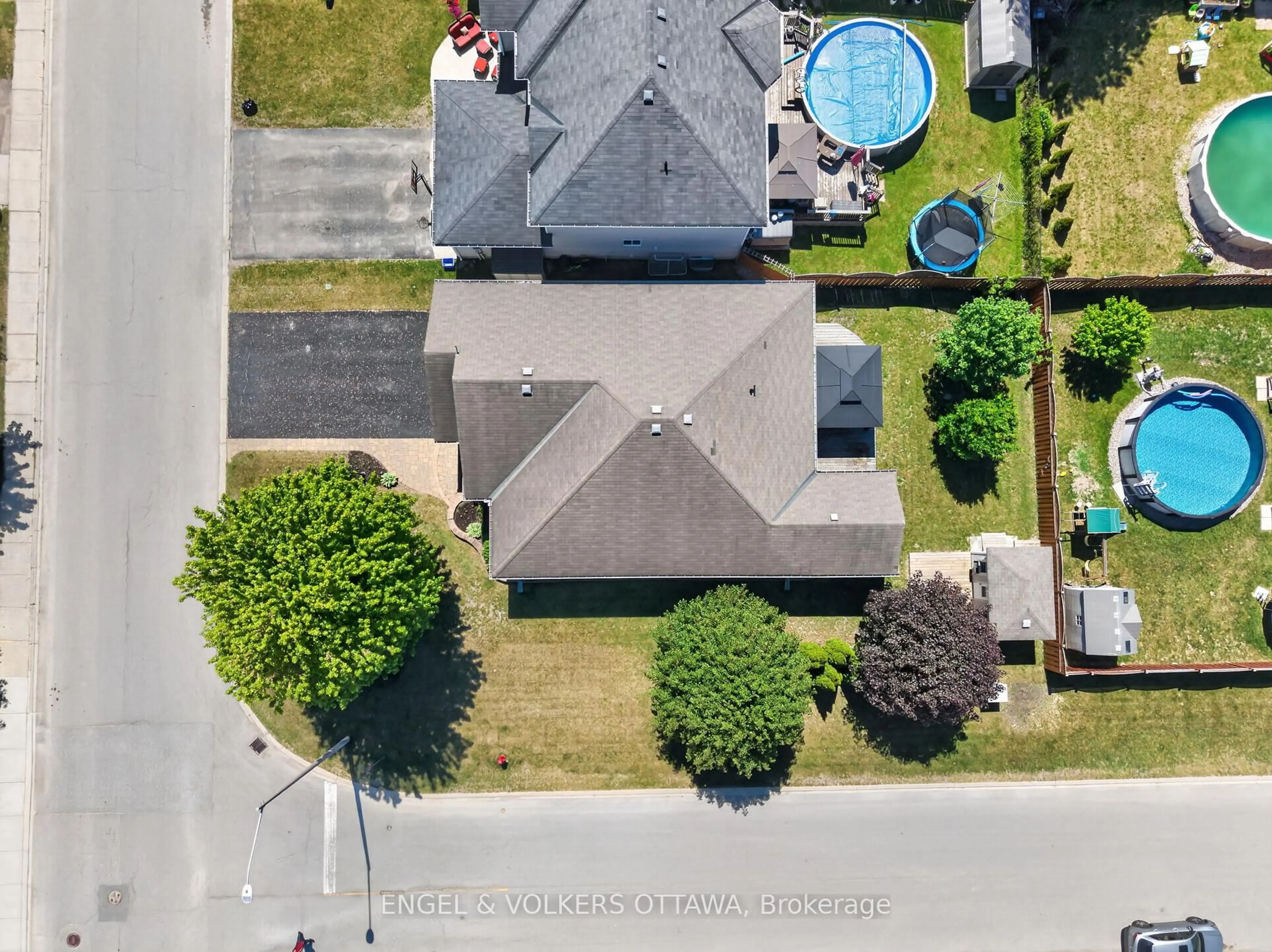 A pic from outside/outdoor area/front of a property/back of a property/a pic from drone, street for 11 Frieday St, Arnprior Ontario K7S 0A5