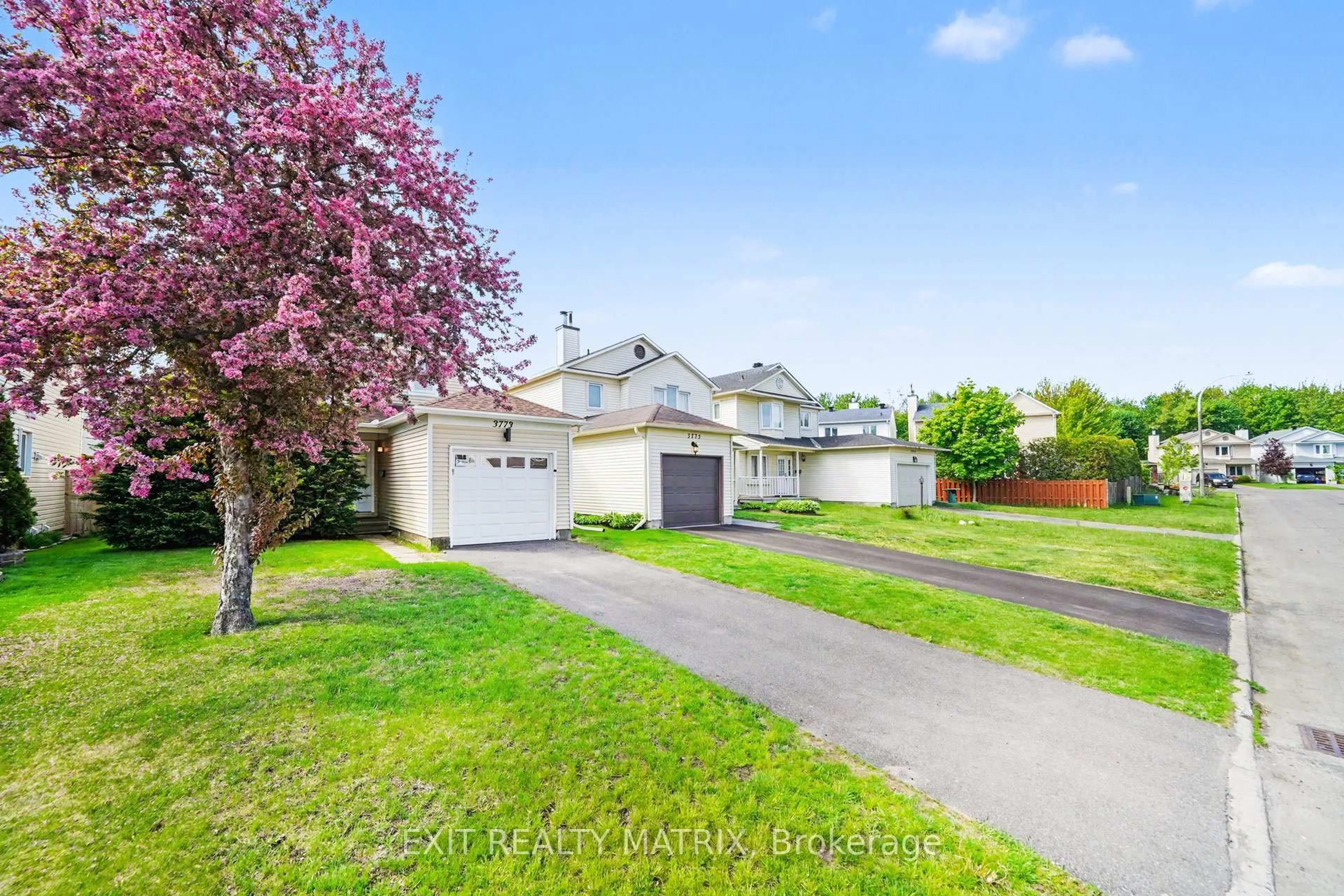 A pic from outside/outdoor area/front of a property/back of a property/a pic from drone, street for 3773 Autumnwood St, Ottawa Ontario K1T 2G7