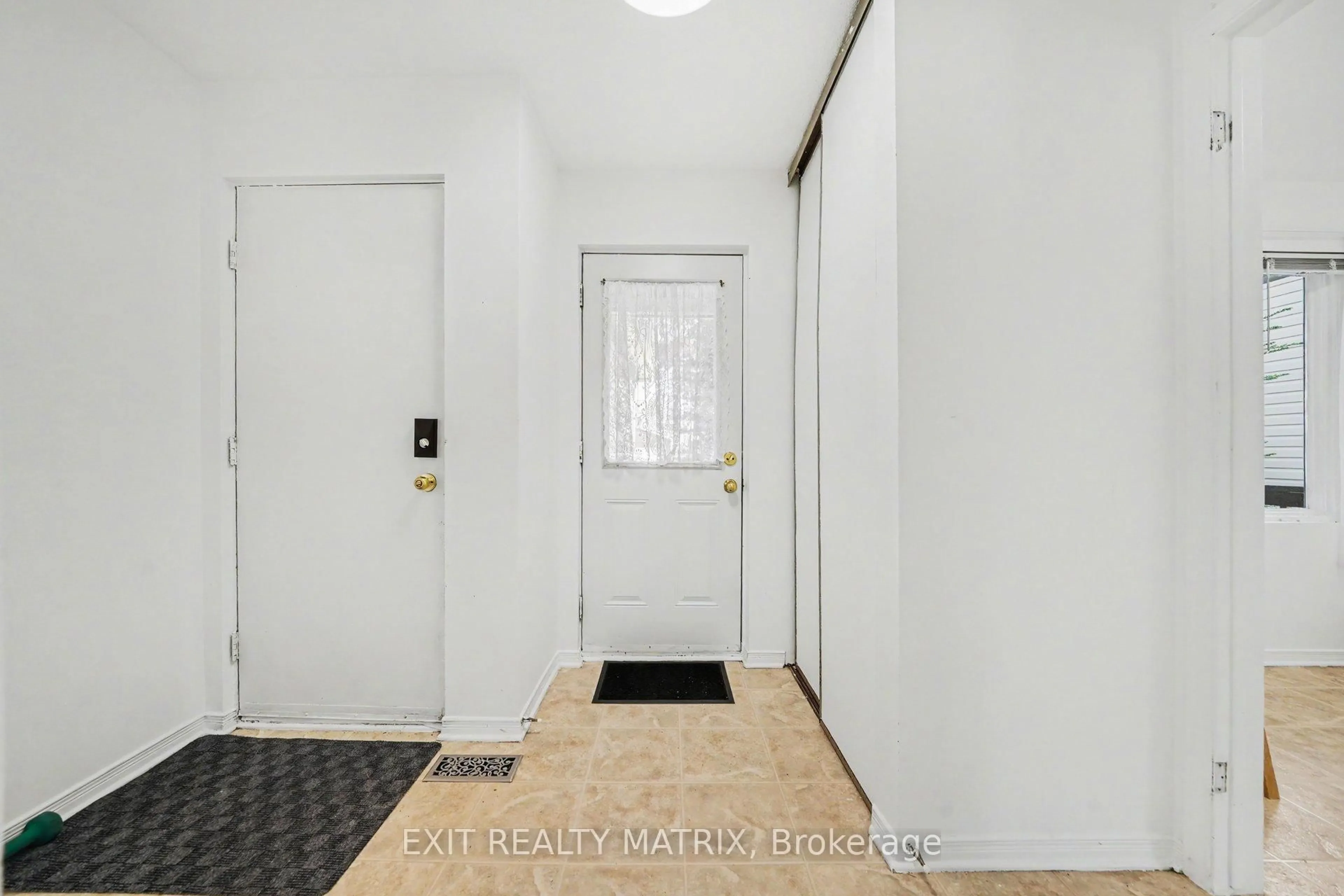 Indoor entryway for 3773 Autumnwood St, Ottawa Ontario K1T 2G7