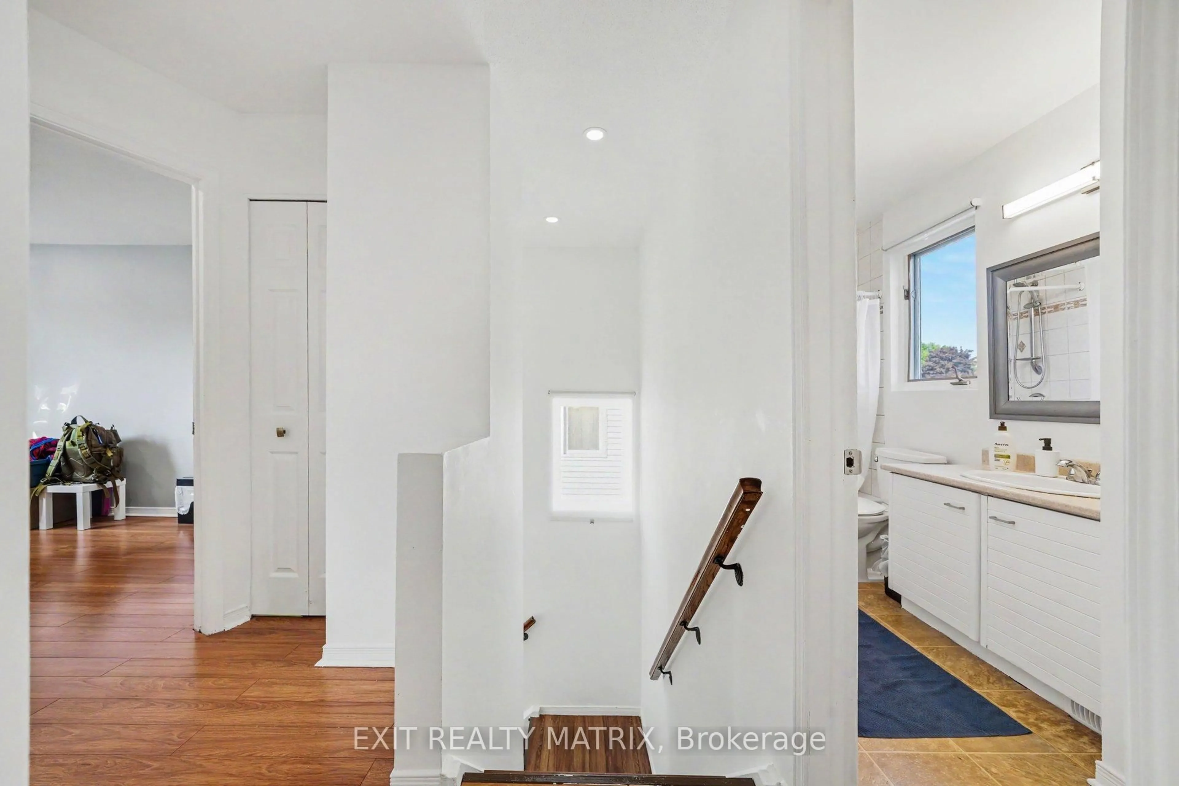 Indoor entryway for 3773 Autumnwood St, Ottawa Ontario K1T 2G7