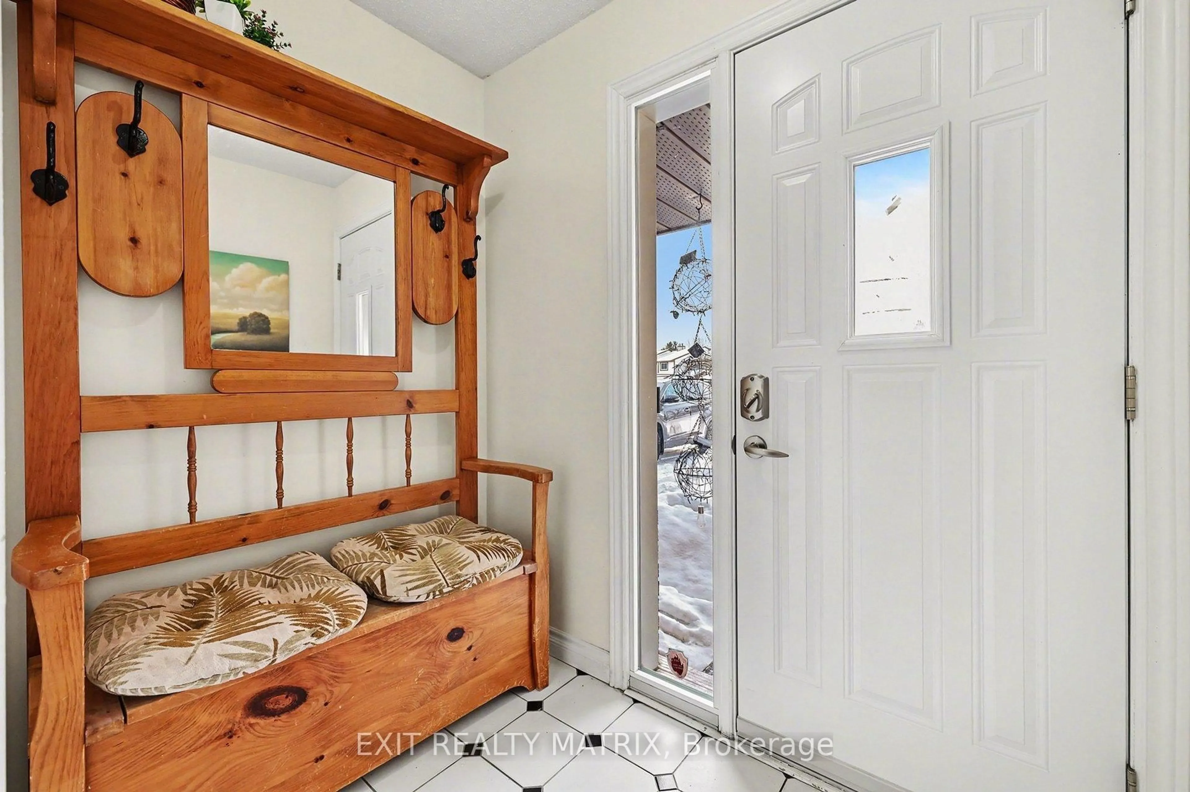 Indoor entryway for 112 Castlefrank Rd, Ottawa Ontario K2L 2Y8