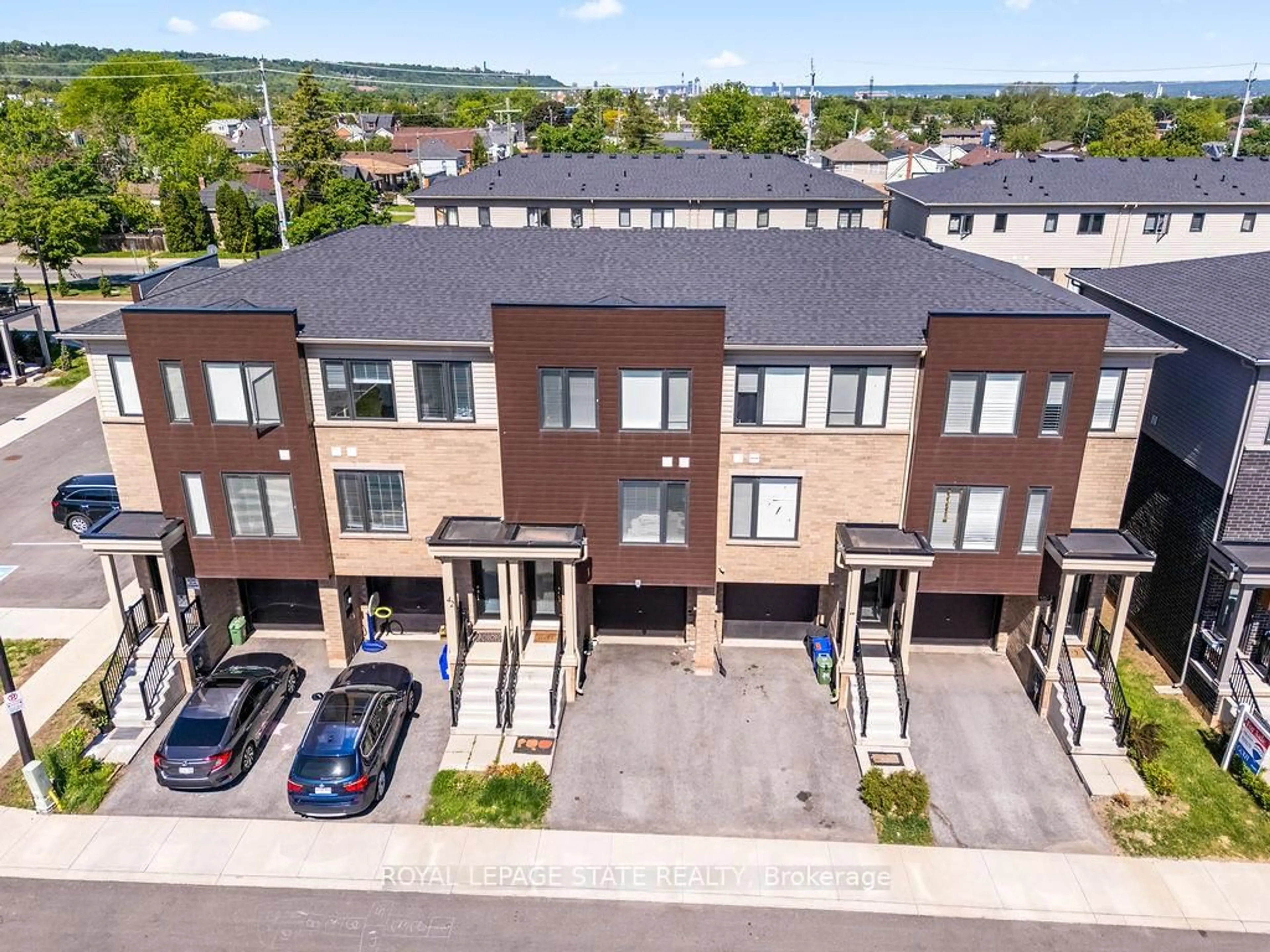 A pic from outside/outdoor area/front of a property/back of a property/a pic from drone, street for 40 Radison Lane, Hamilton Ontario L8H 0B5