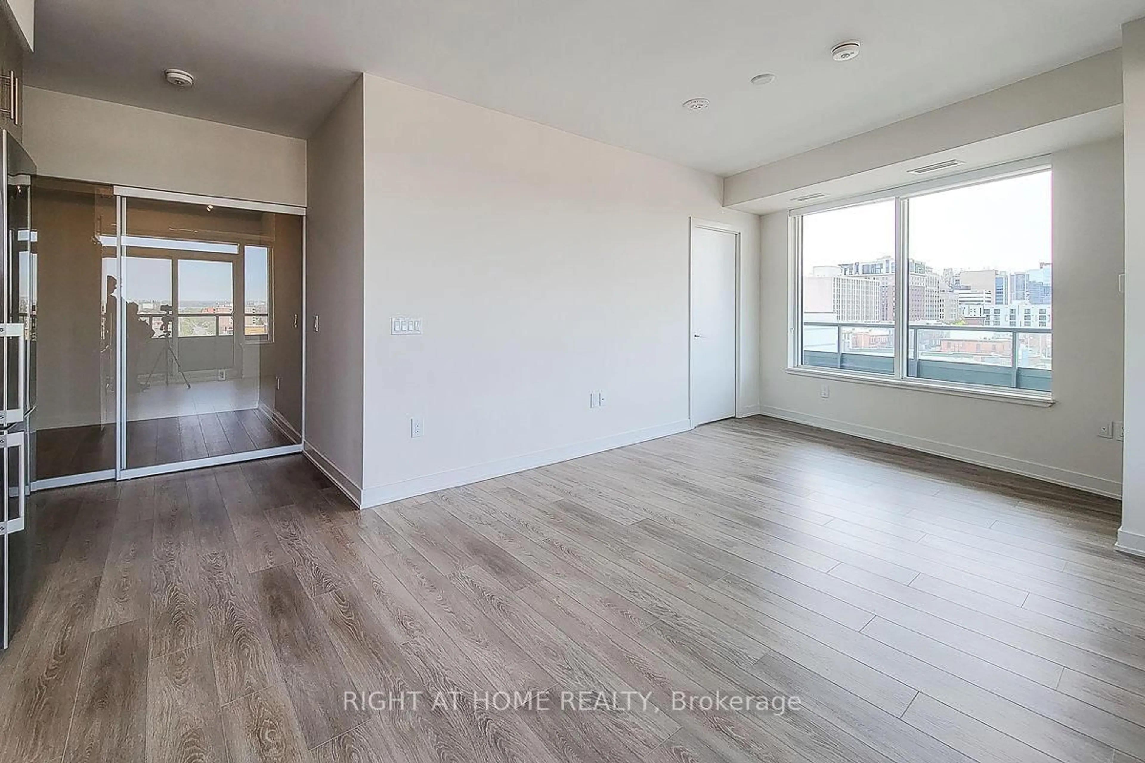 A pic of a room for 212 King William St #817, Hamilton Ontario L8R 0A6