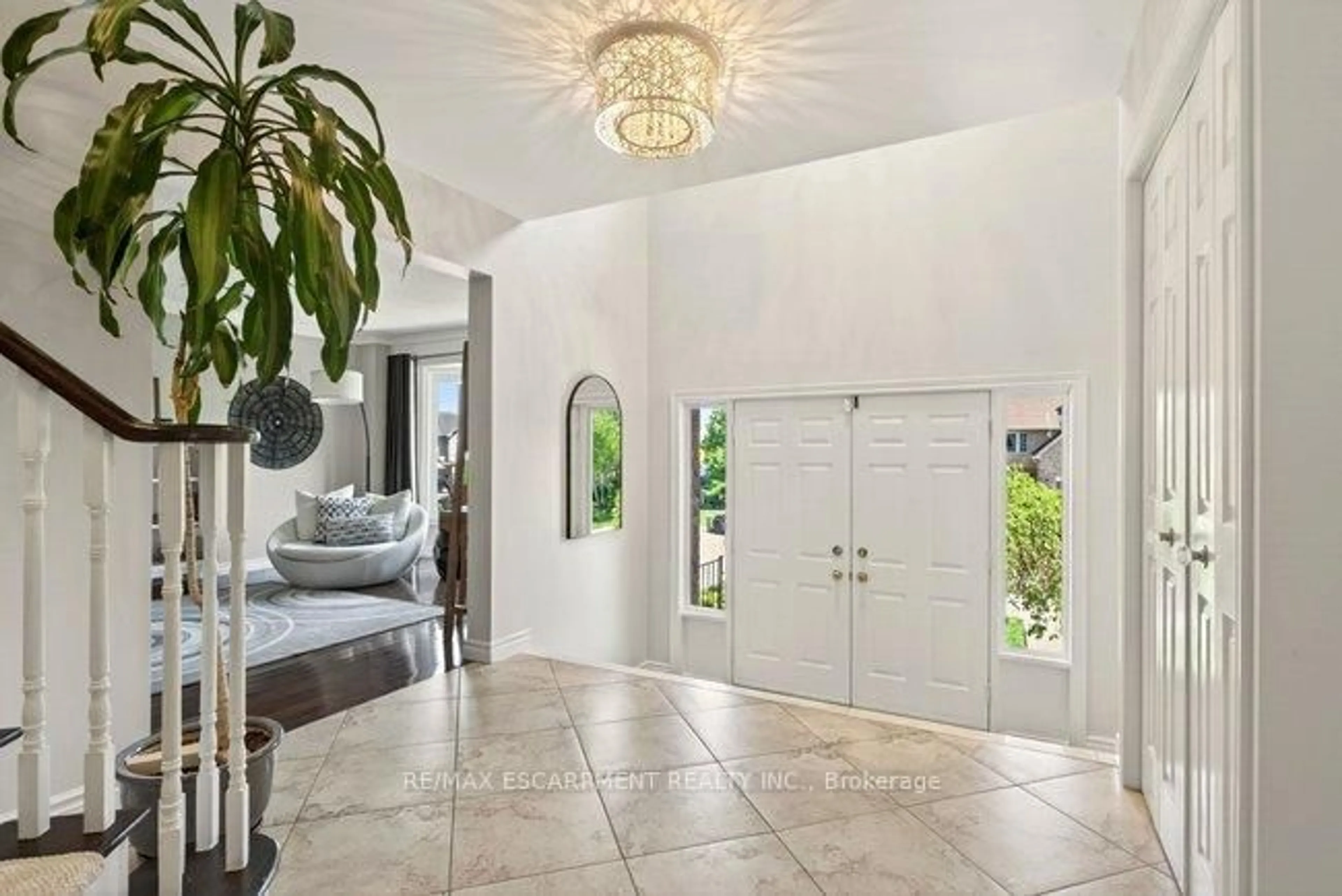 Indoor entryway for 38 Sundrop Crt, Hamilton Ontario L9K 1G5