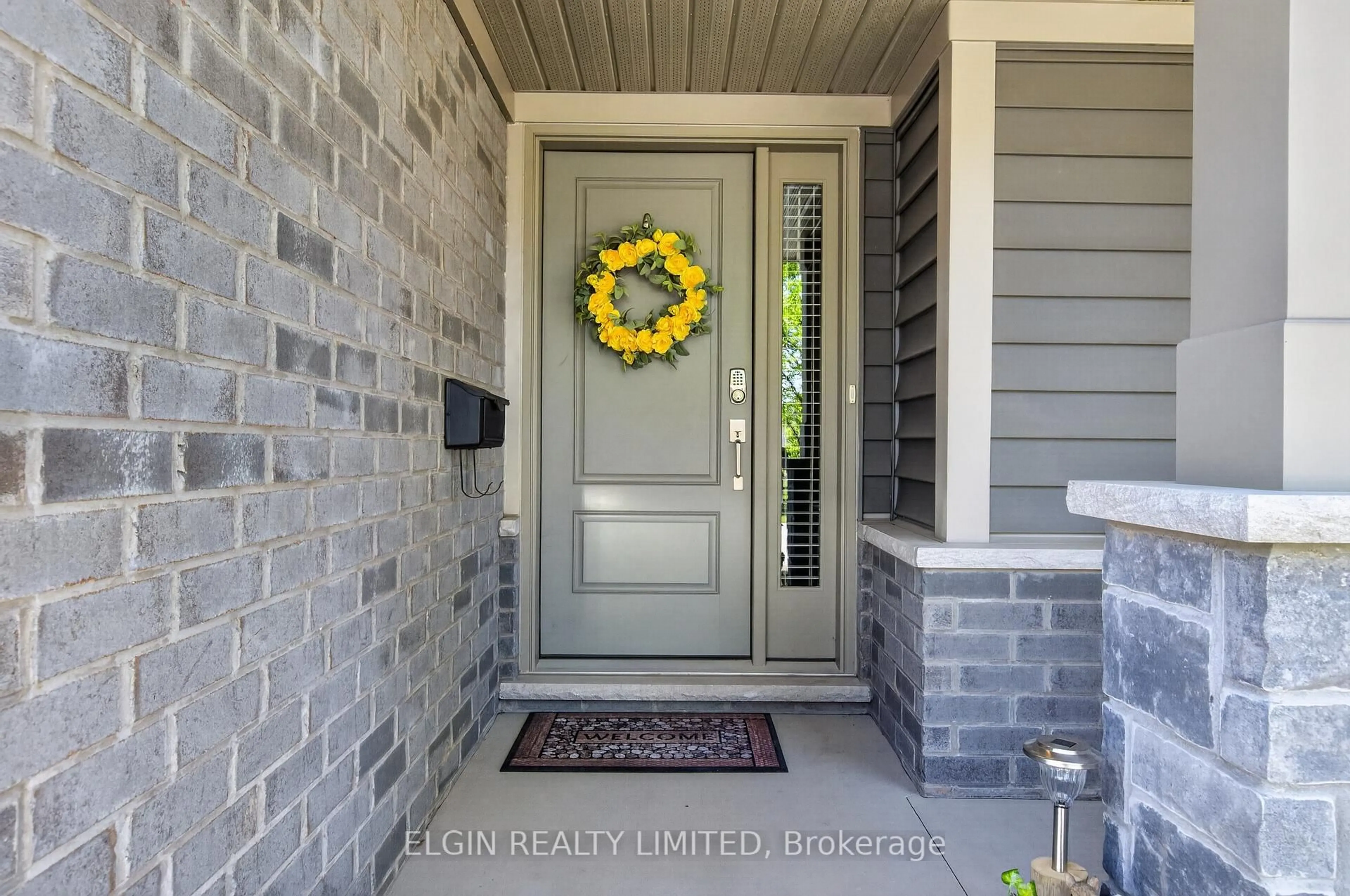 Indoor entryway for 234 Peach Tree Blvd #49, St. Thomas Ontario N5R 0G8
