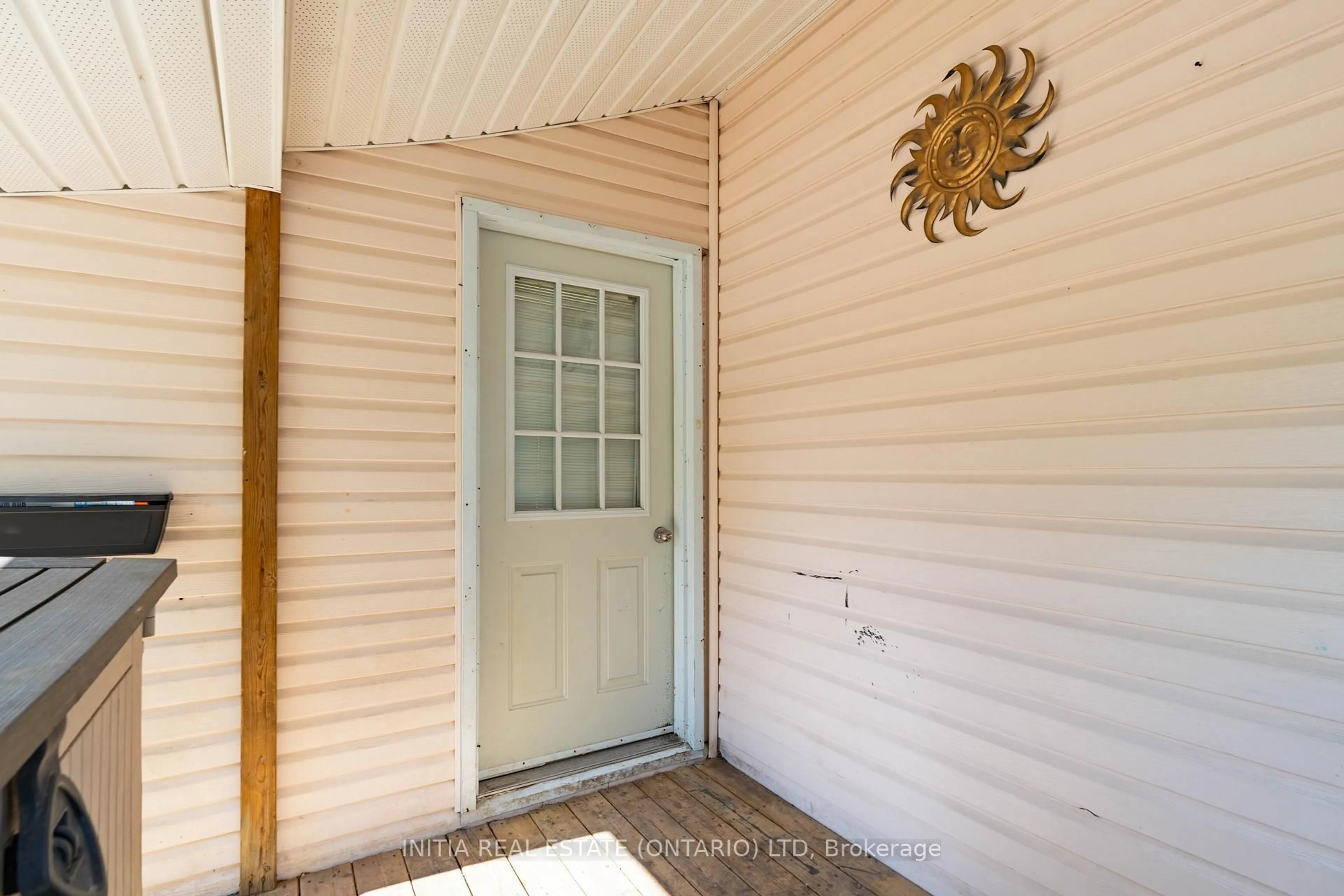 Indoor entryway for 12 Woodworth Ave, St. Thomas Ontario N5P 3J2