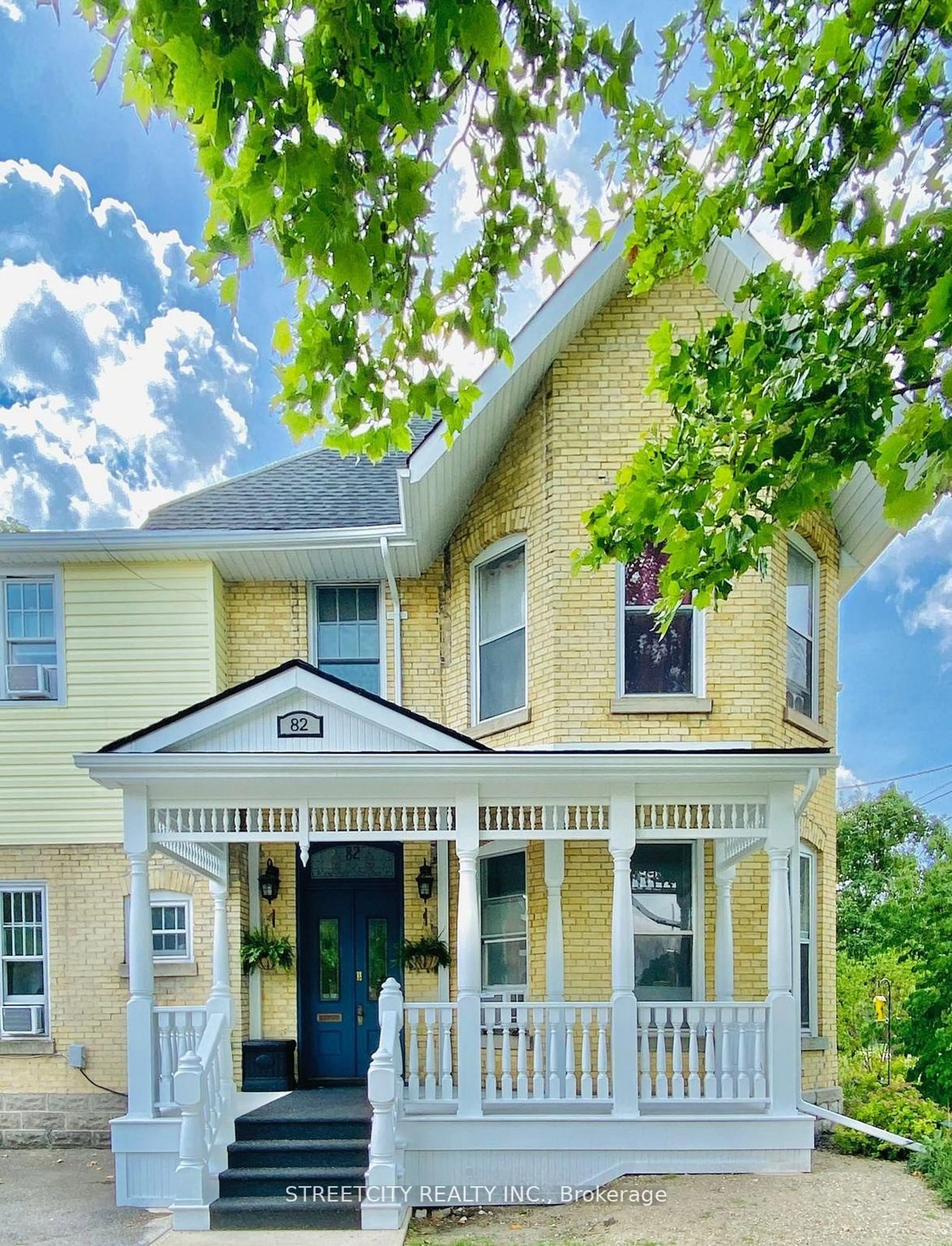 Home with vinyl exterior material, street for 82 WELLINGTON St, St. Thomas Ontario N5R 2R2