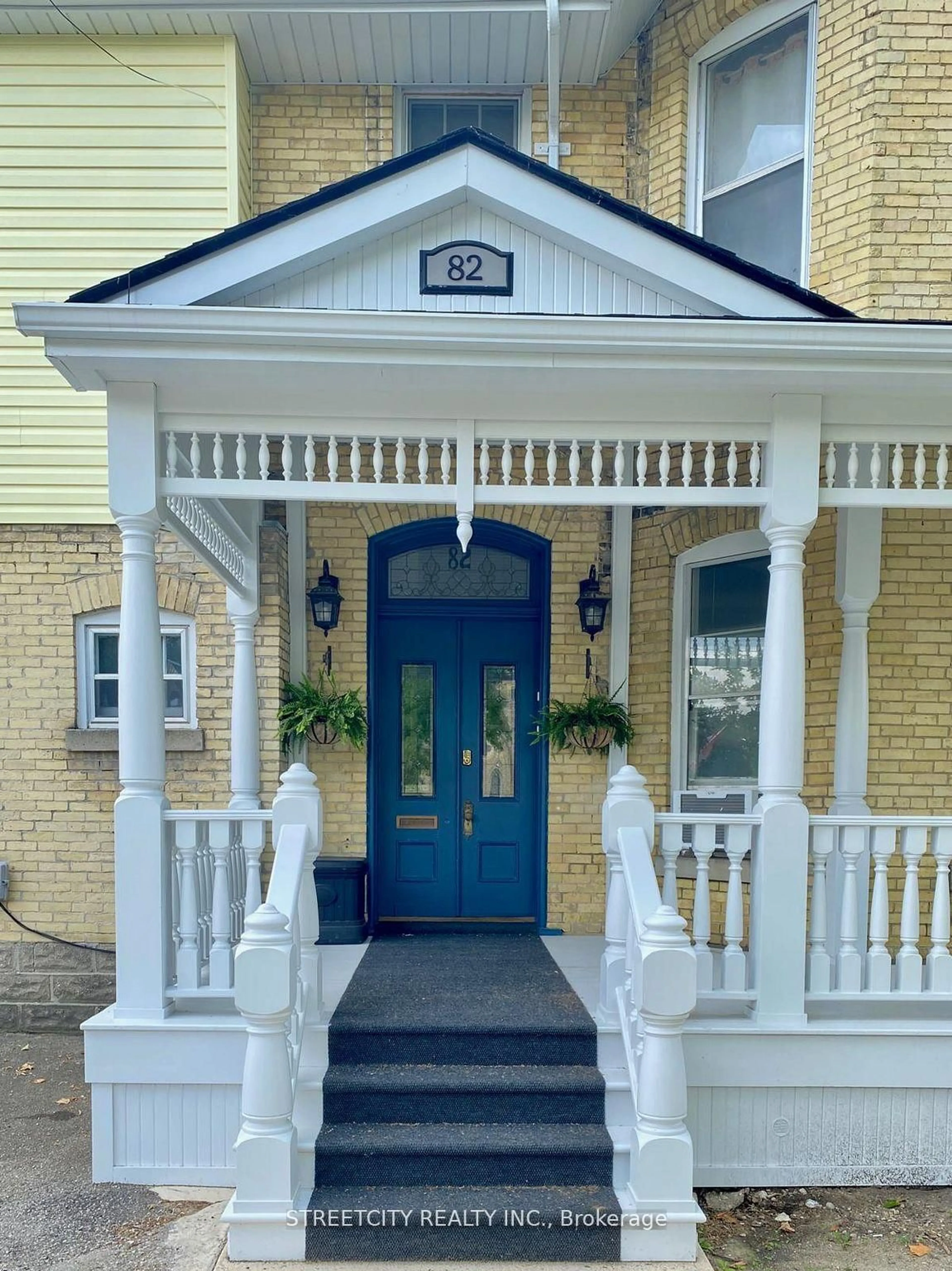 Indoor entryway for 82 WELLINGTON St, St. Thomas Ontario N5R 2R2