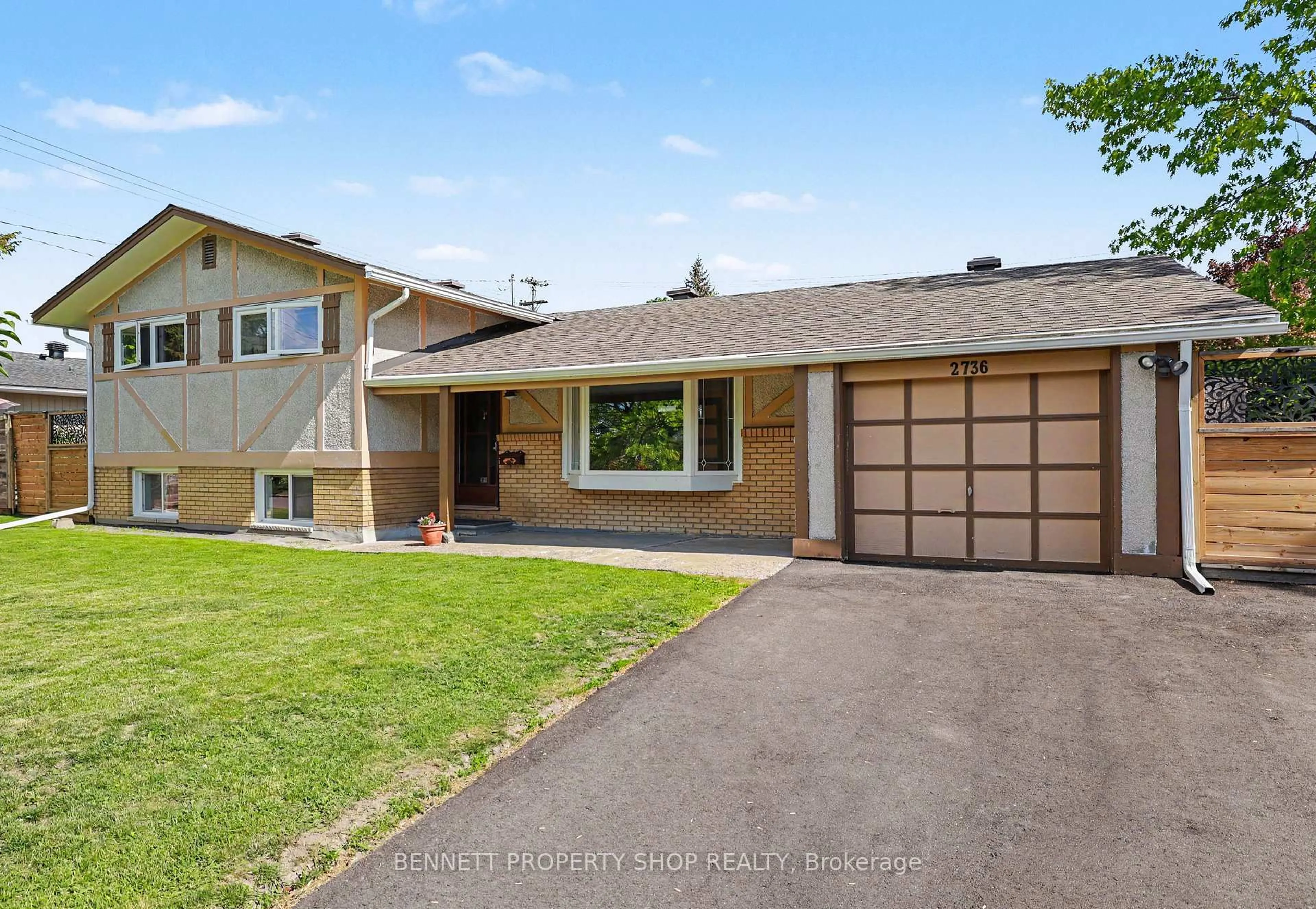 Home with vinyl exterior material, street for 2736 Stone Cres, Ottawa Ontario K2H 6Z1