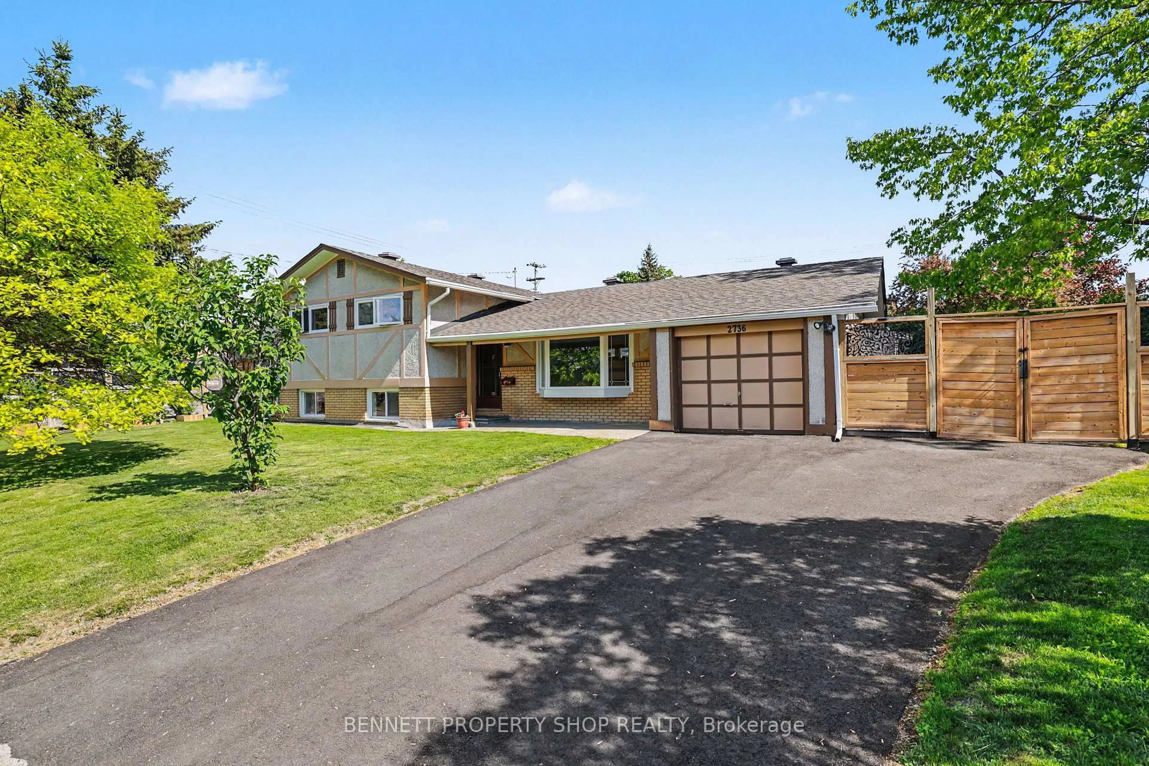 Home with vinyl exterior material, street for 2736 Stone Cres, Ottawa Ontario K2H 6Z1