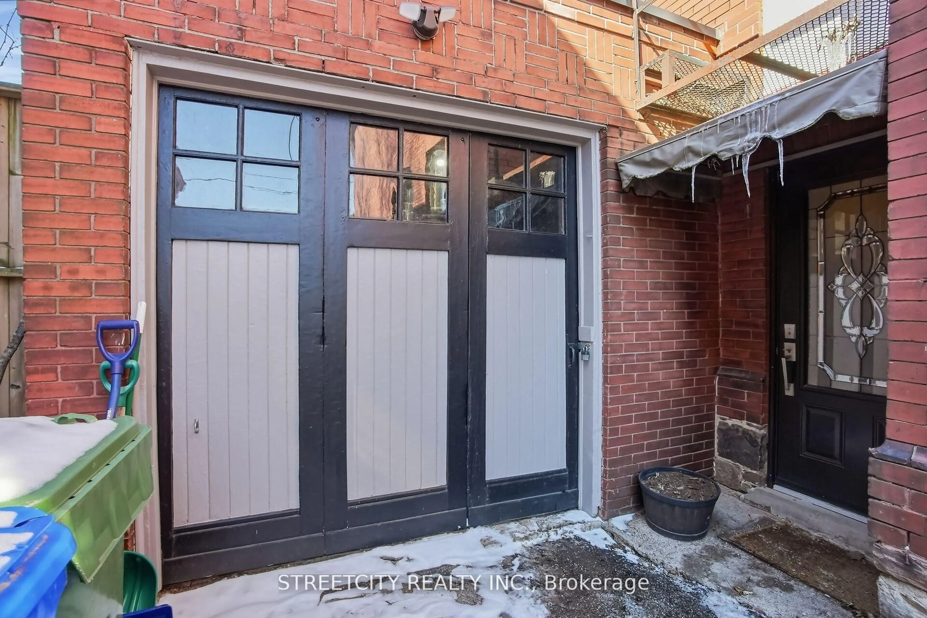 Indoor entryway for 24 HINCKS St, St. Thomas Ontario N5R 3N6
