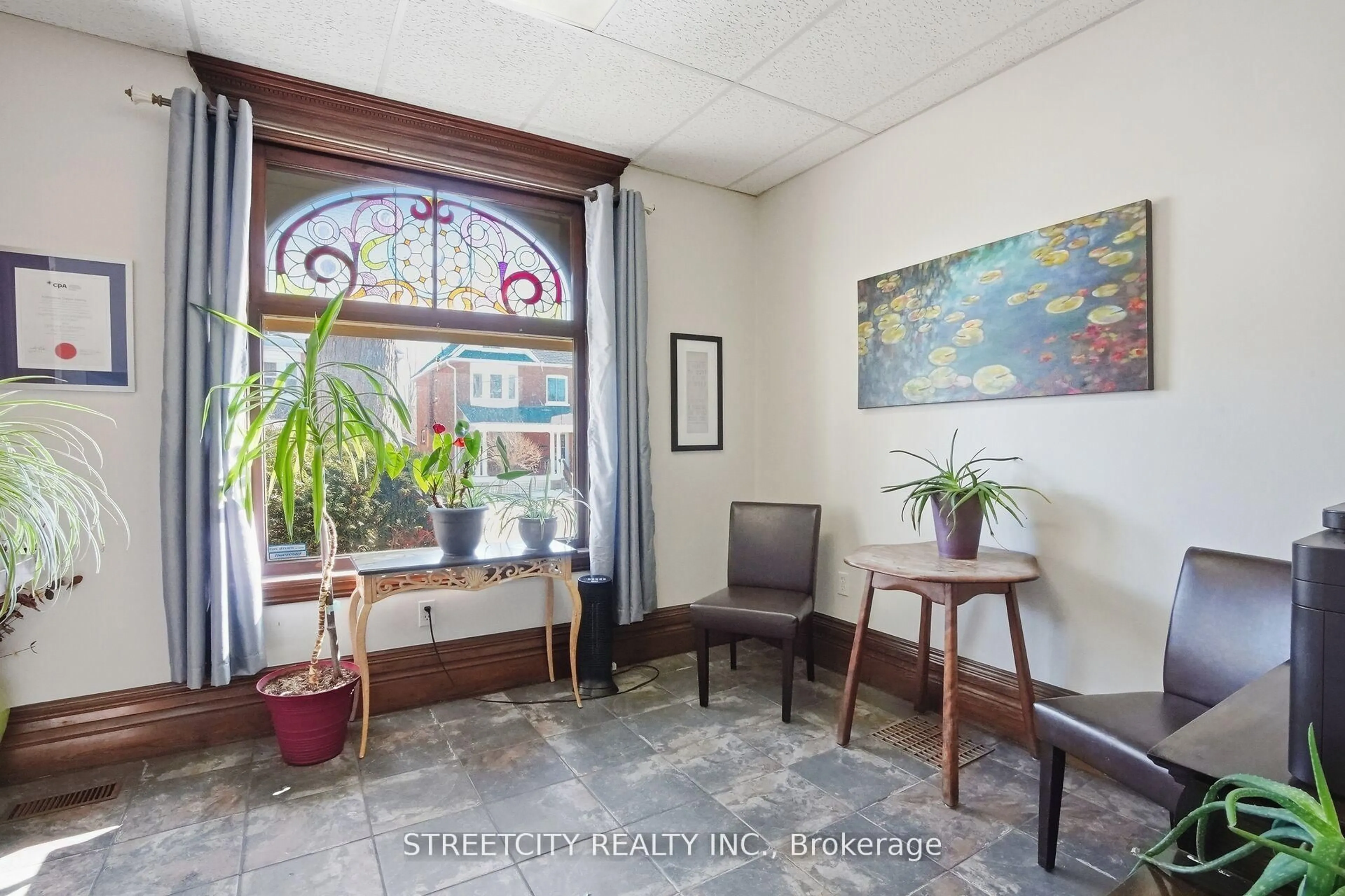 Indoor foyer for 24 HINCKS St, St. Thomas Ontario N5R 3N6