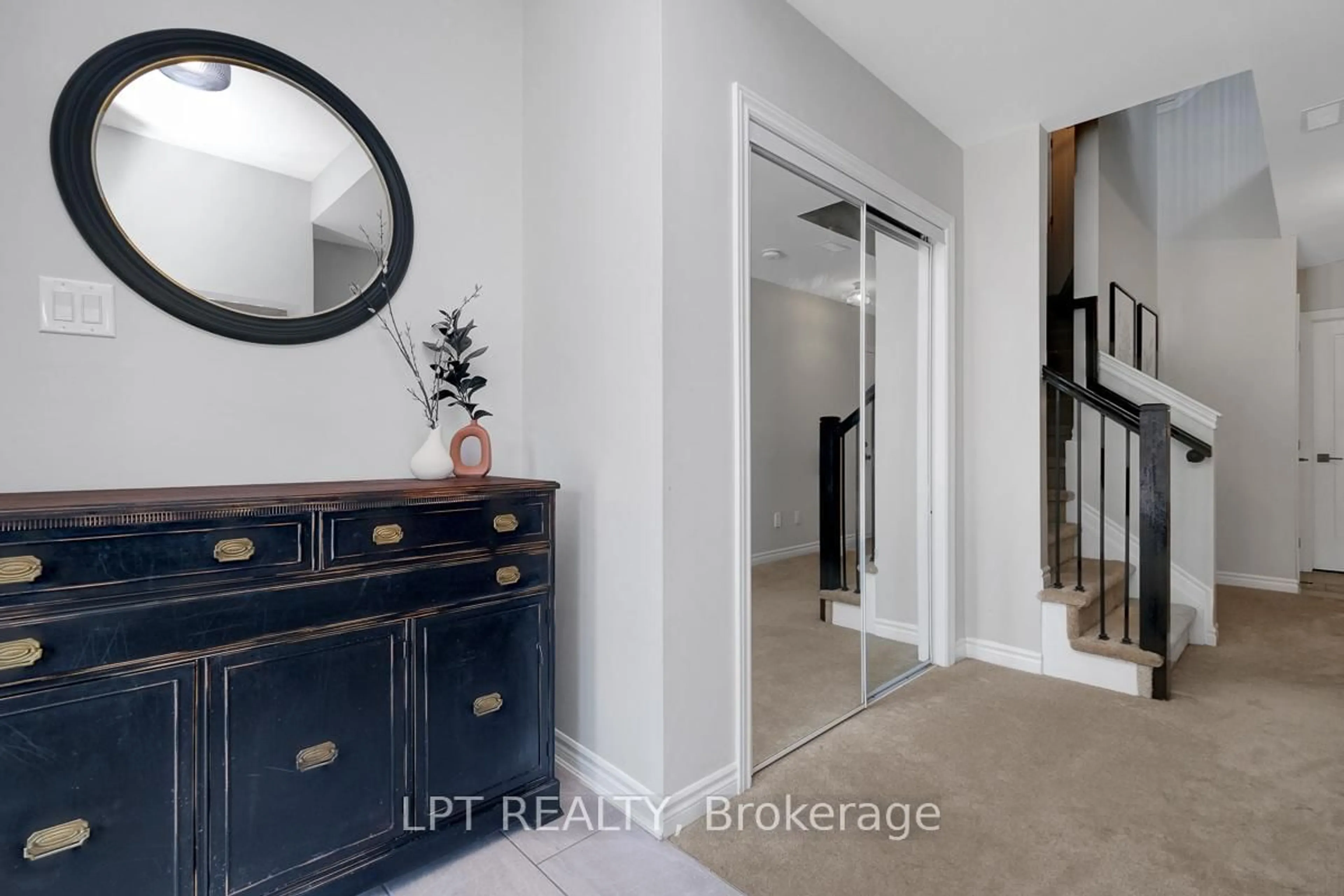 Indoor entryway for 815 Kiniw Private, Ottawa Ontario K1K 4Z4