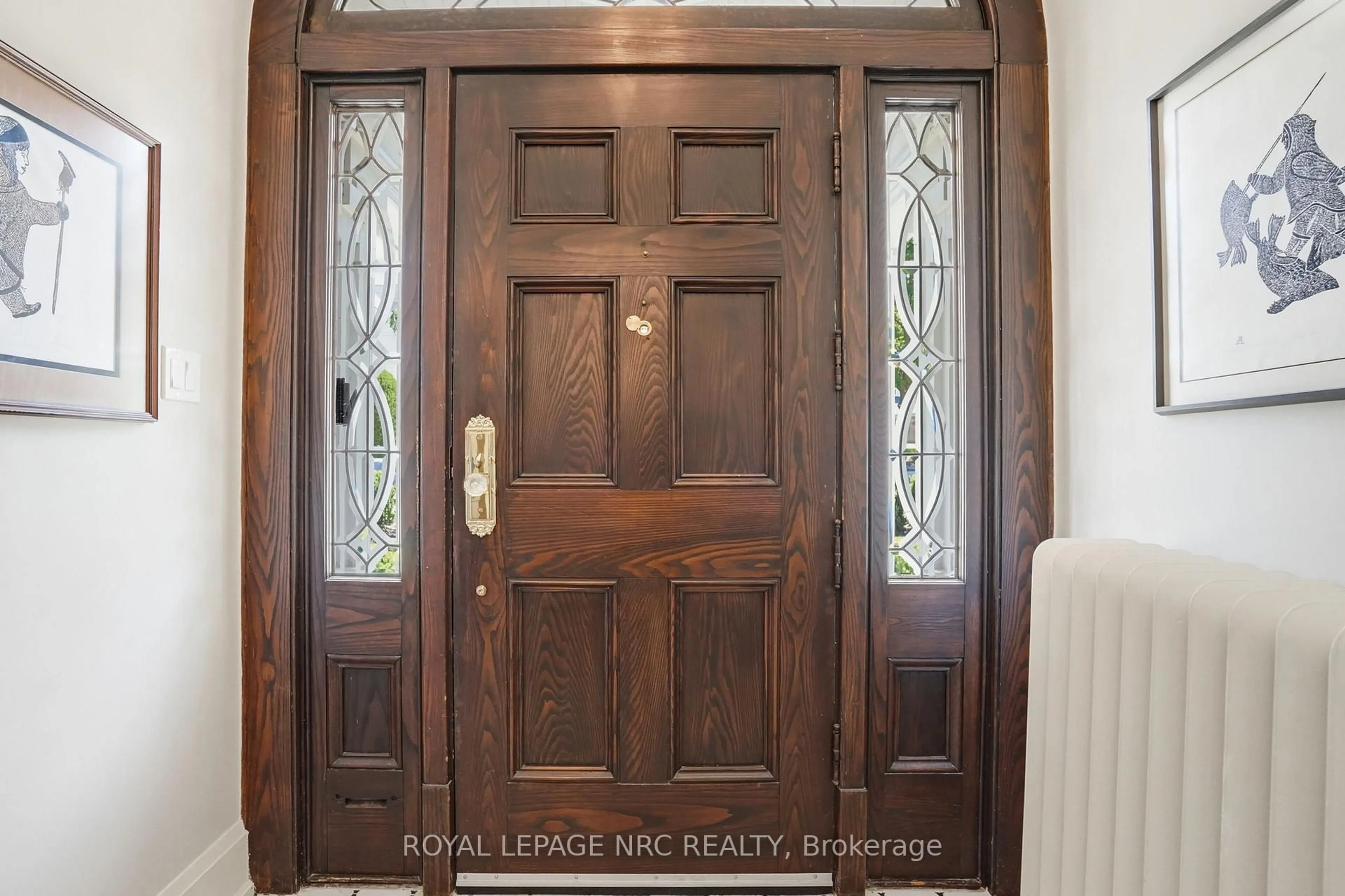 Indoor entryway for 50 Hillcrest Ave, St. Catharines Ontario L2R 4Y1