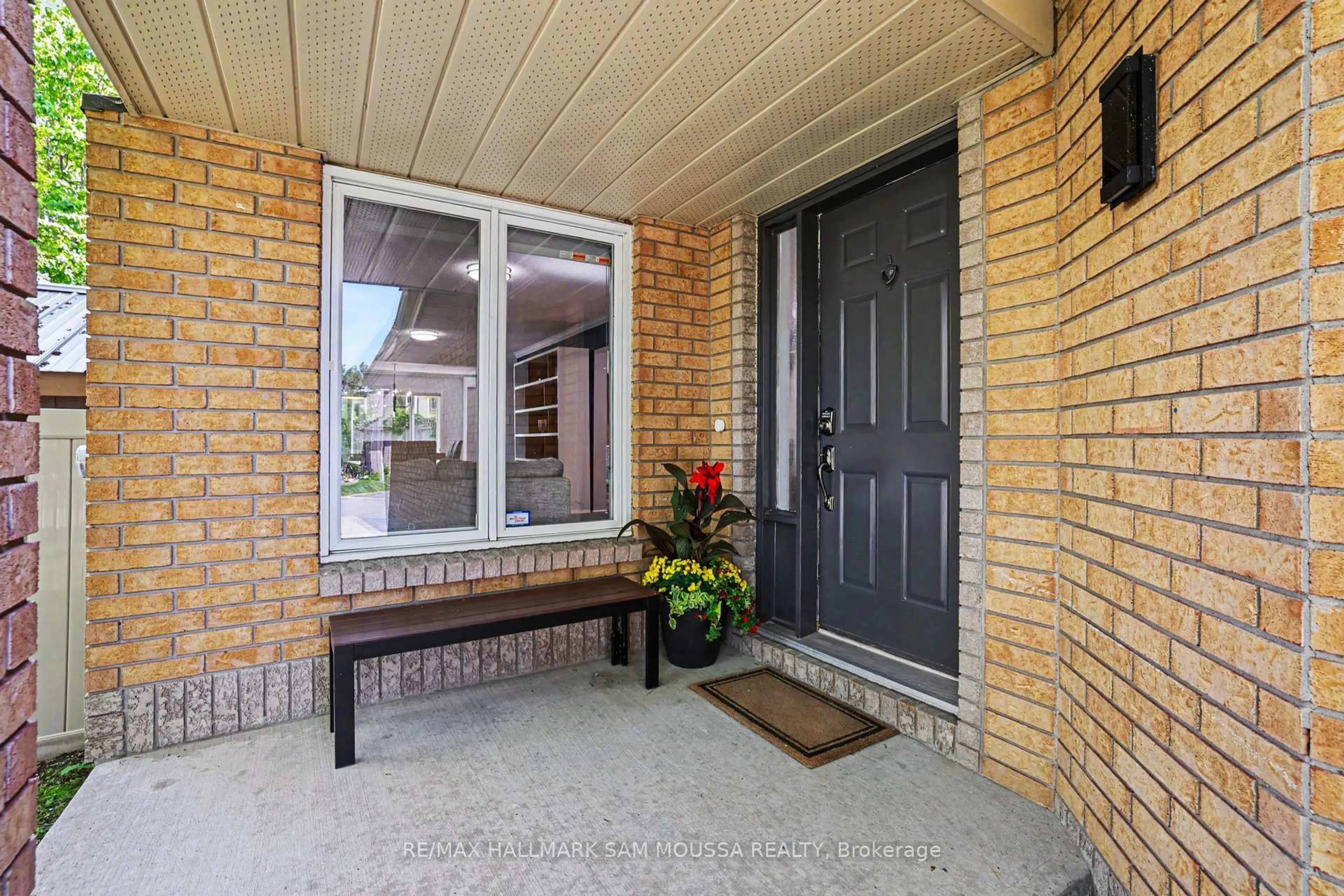 Indoor entryway for 73 Malhotra Crt, Ottawa Ontario K1V 1K3