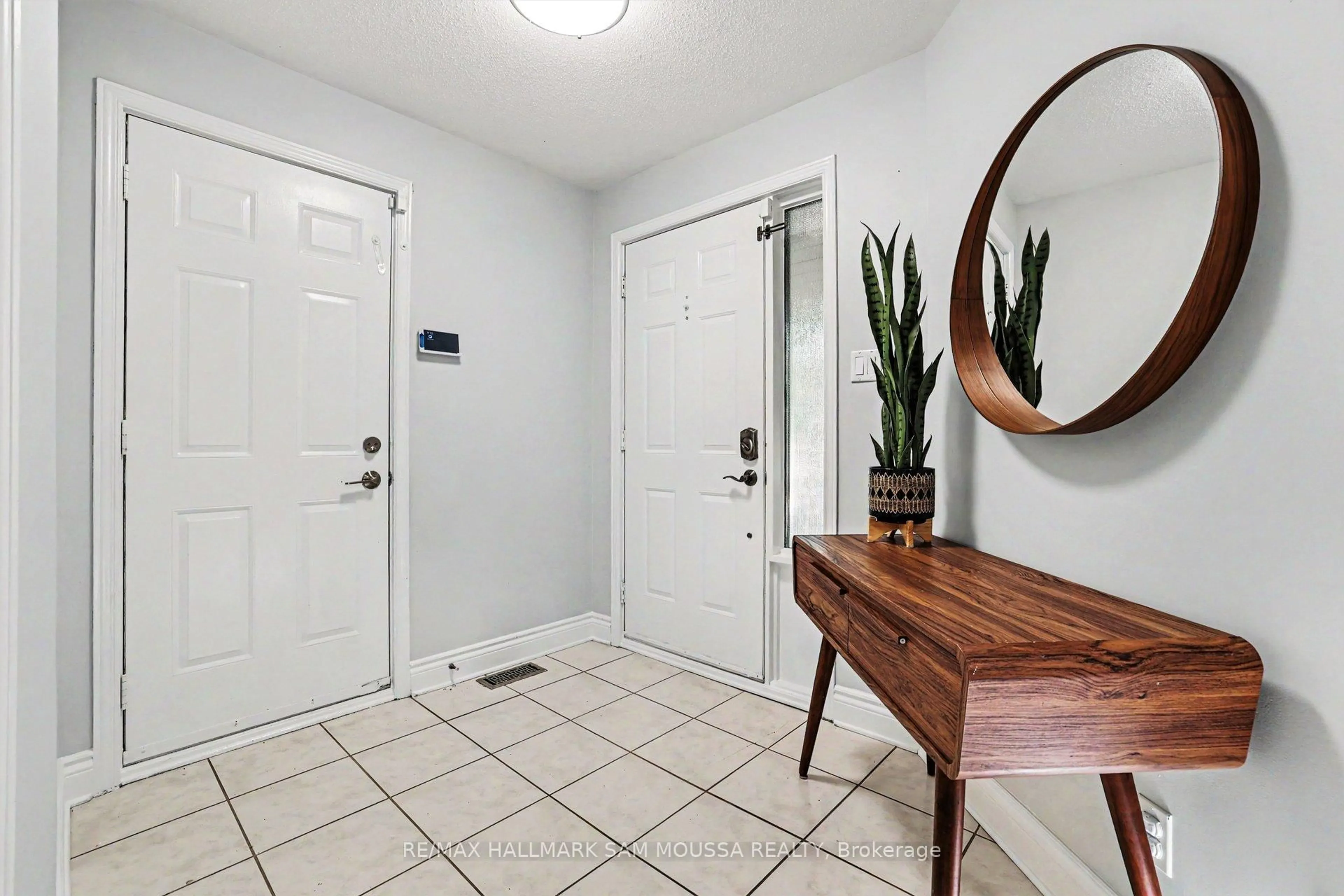 Indoor entryway for 73 Malhotra Crt, Ottawa Ontario K1V 1K3