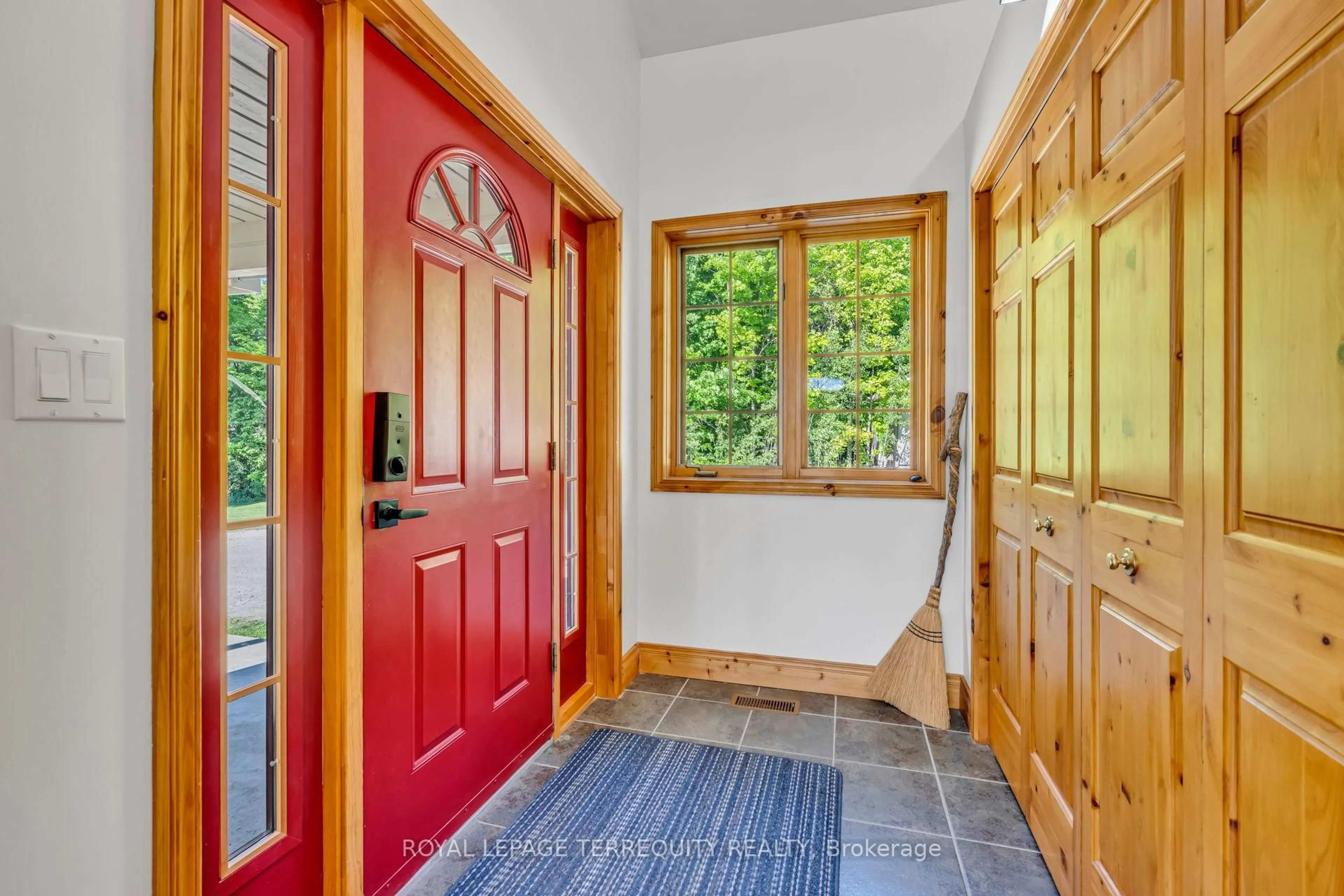 Indoor entryway for 516452 7th Line, Blue Mountains Ontario N0H 1J0