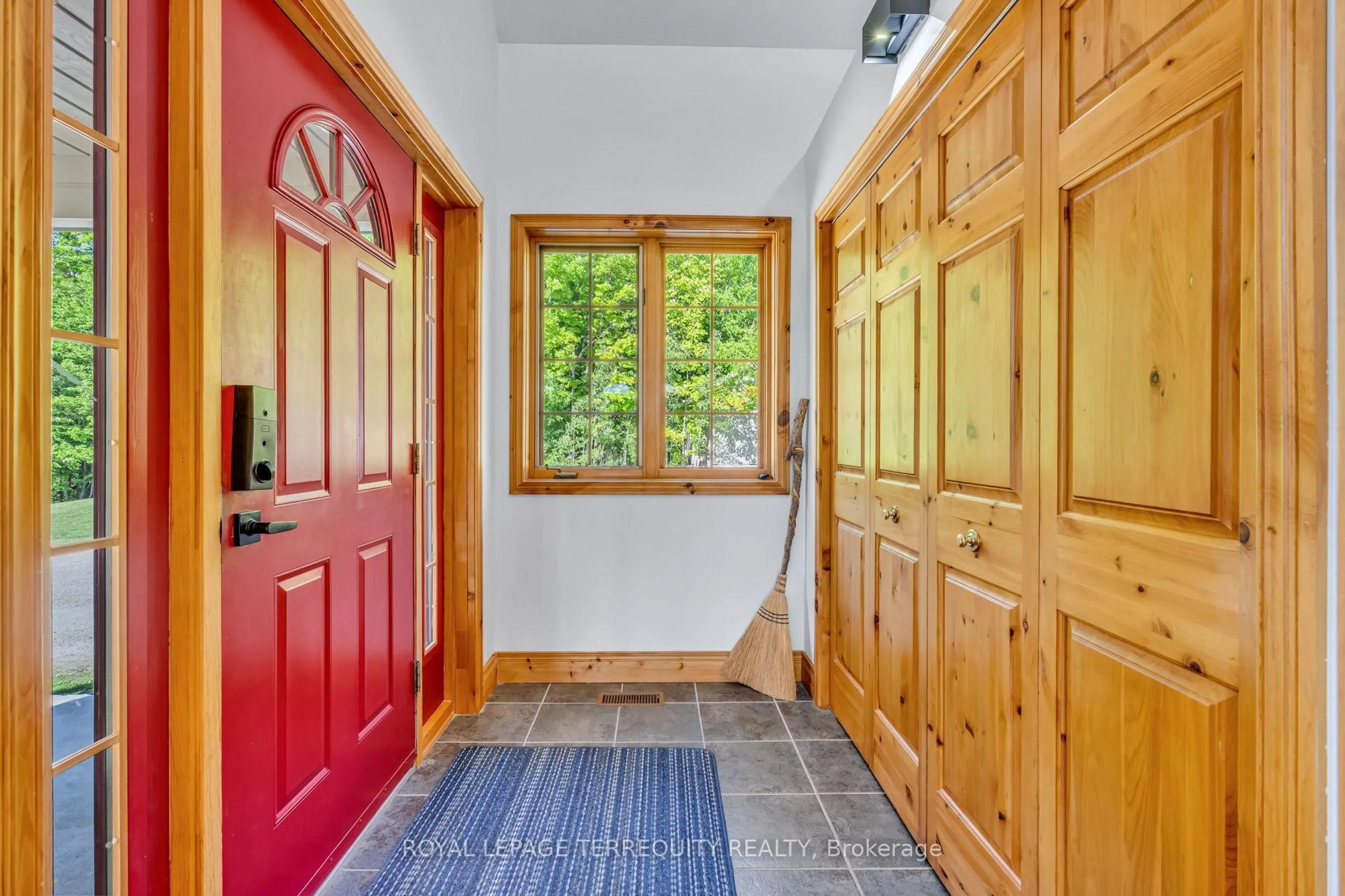 Indoor entryway for 516452 7th Line, Blue Mountains Ontario N0H 1J0