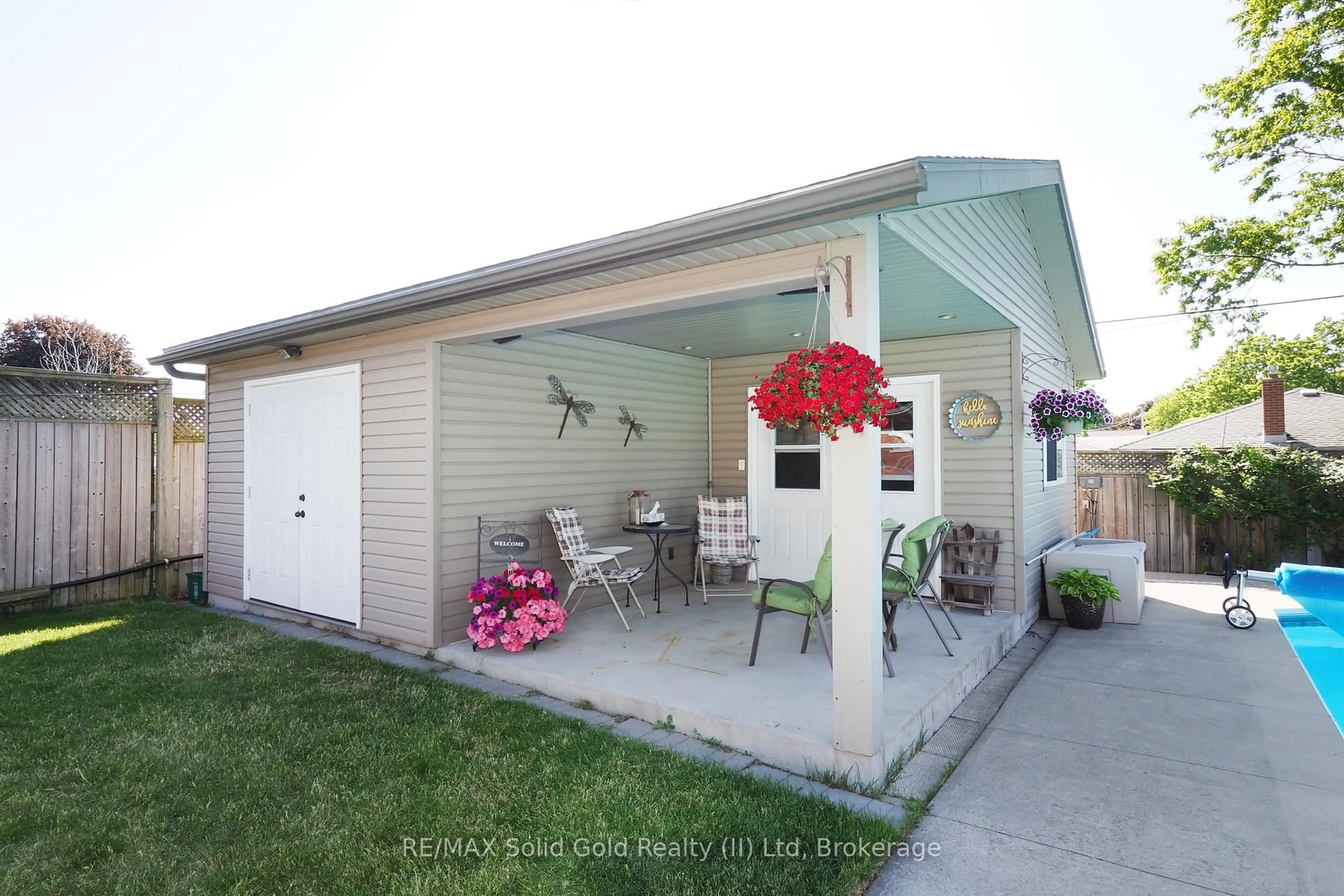 Patio, street for 26 Woodhaven Rd, Kitchener Ontario N2C 1T6