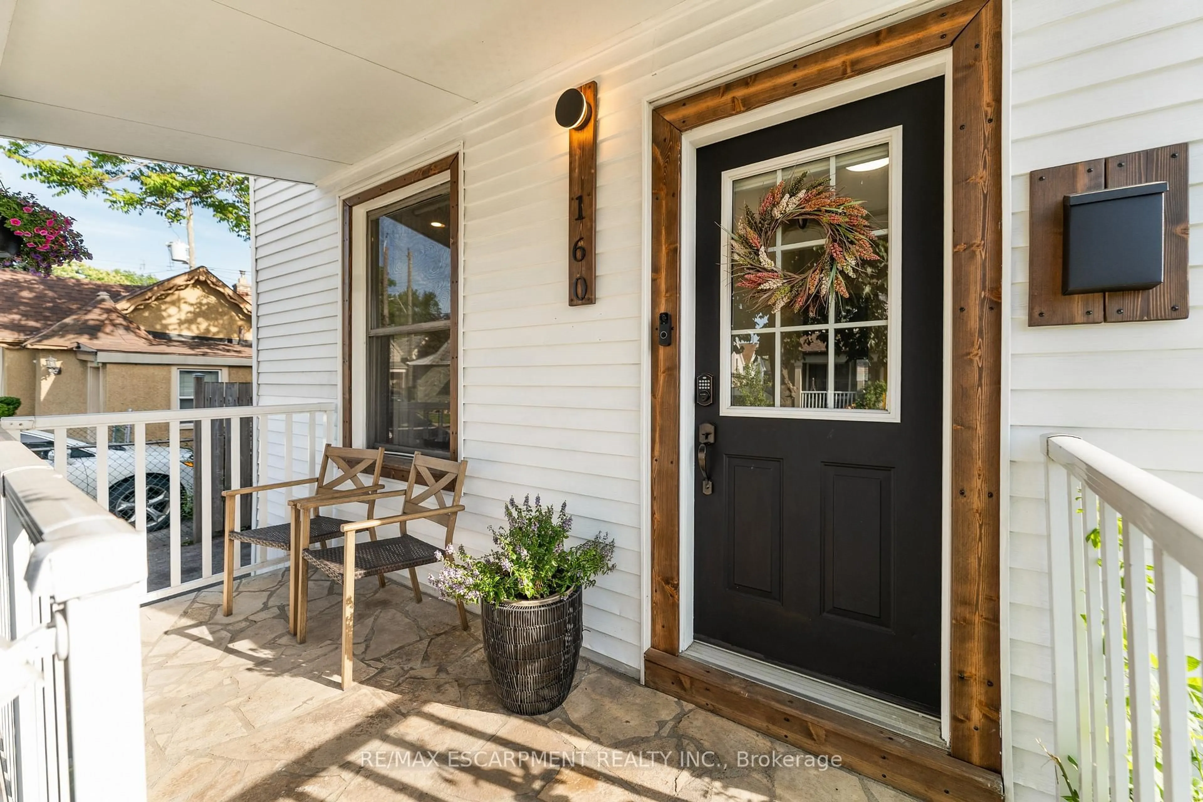 Indoor entryway for 160 Britannia Ave, Hamilton Ontario L8H 1X1