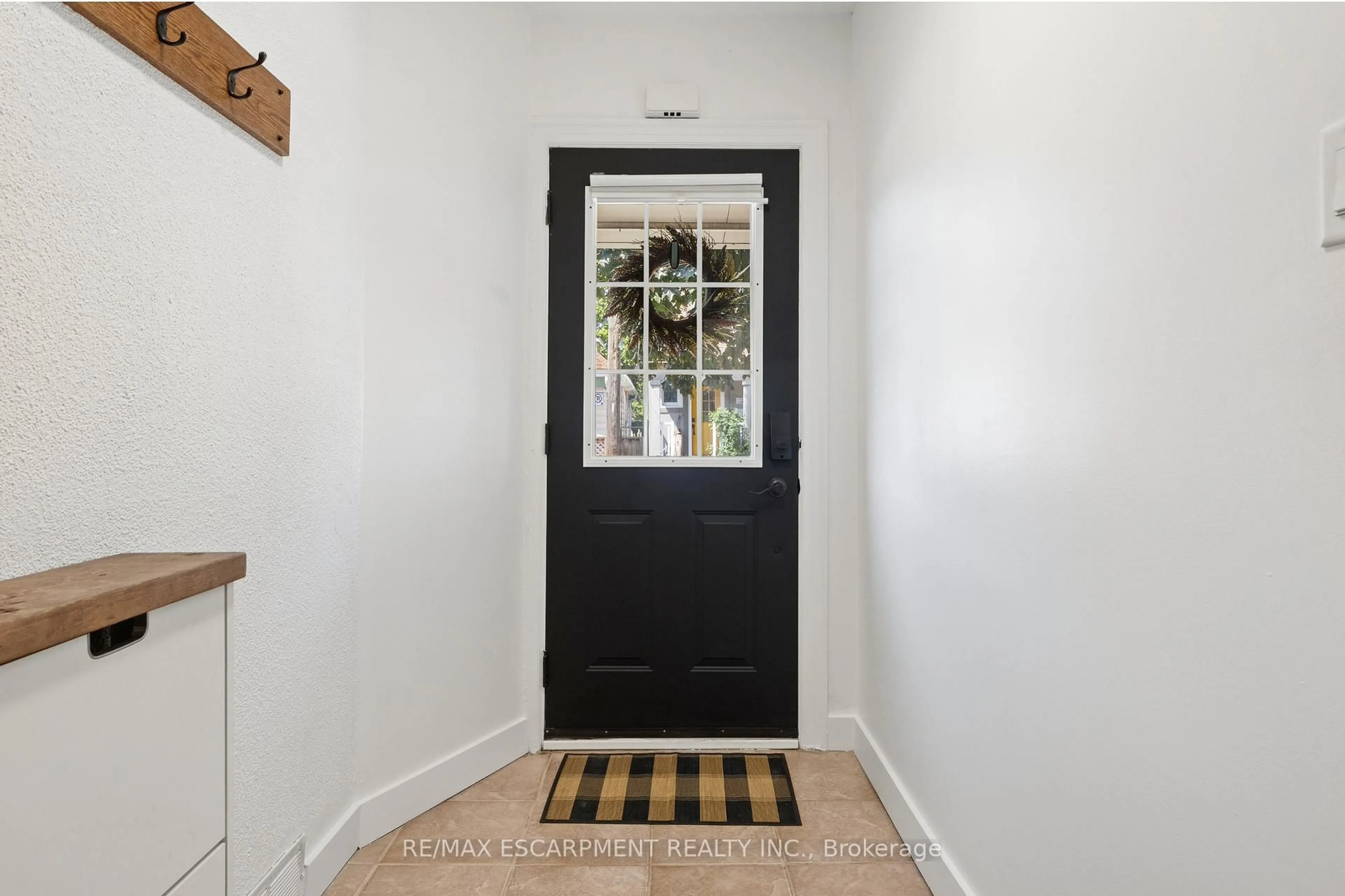 Indoor entryway for 160 Britannia Ave, Hamilton Ontario L8H 1X1