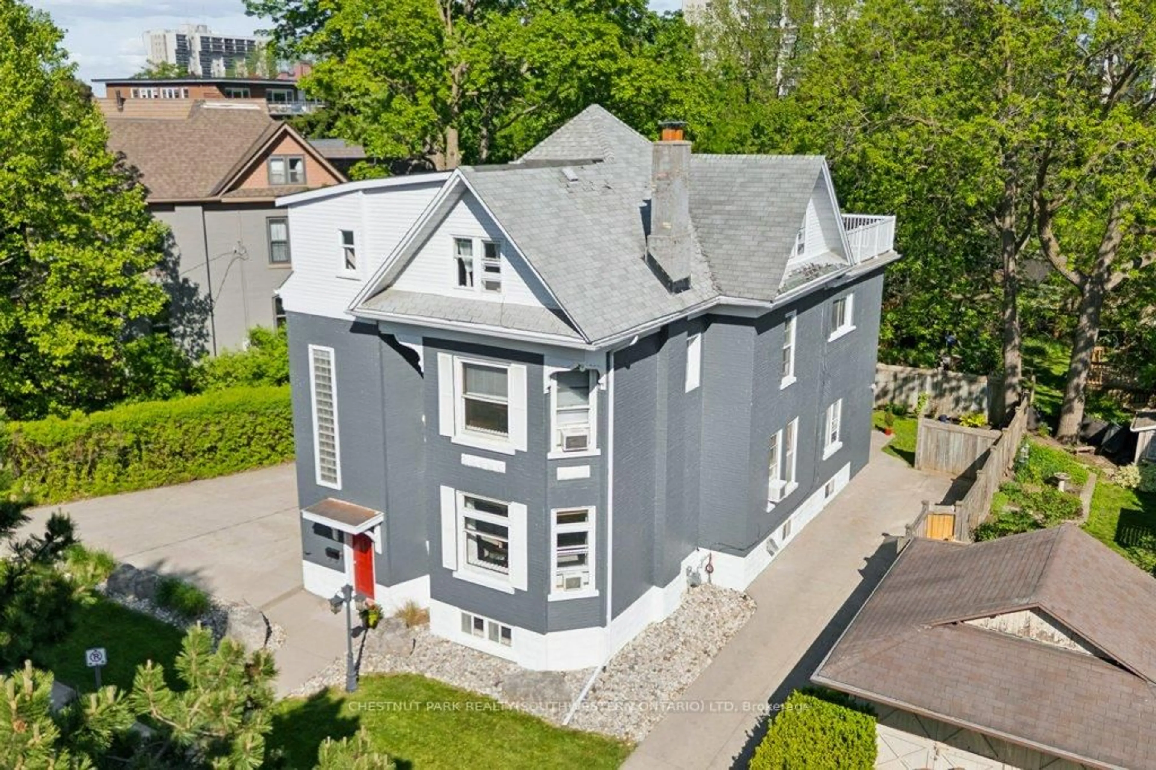 A pic from outside/outdoor area/front of a property/back of a property/a pic from drone, building for 149 Young St, Kitchener Ontario N2H 4Z5