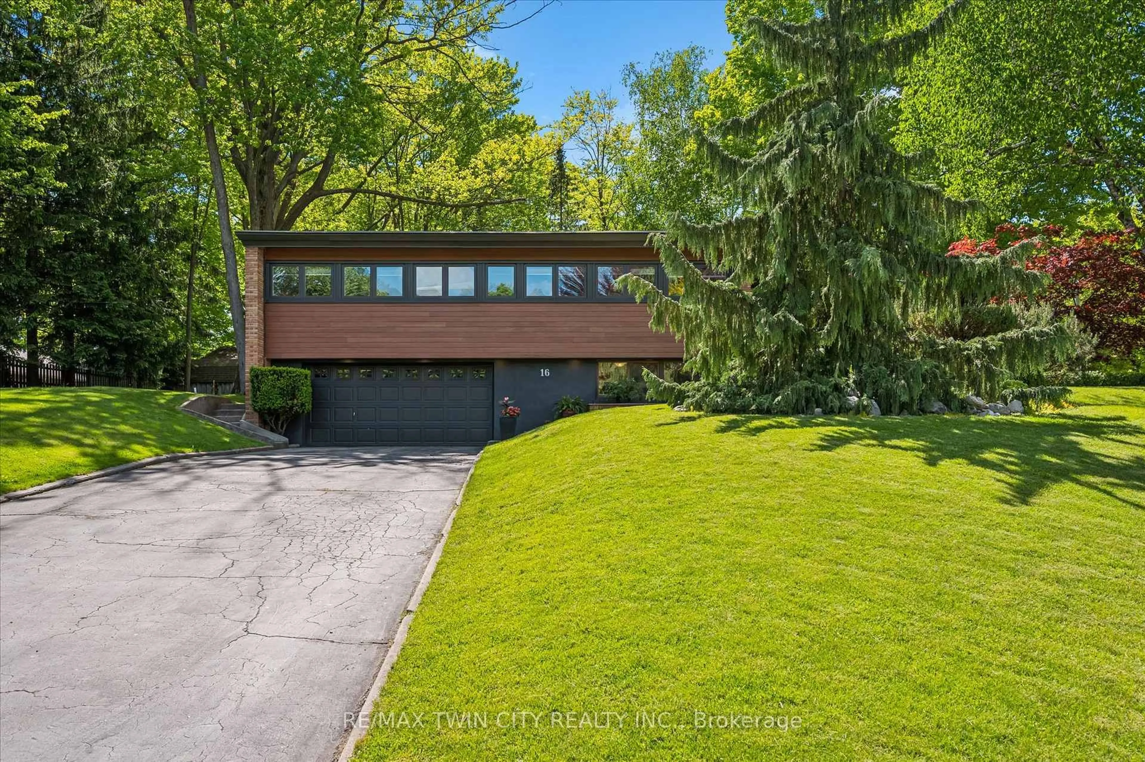 A pic from outside/outdoor area/front of a property/back of a property/a pic from drone, street for 16 Parkwood Dr, Cambridge Ontario N1S 3K7