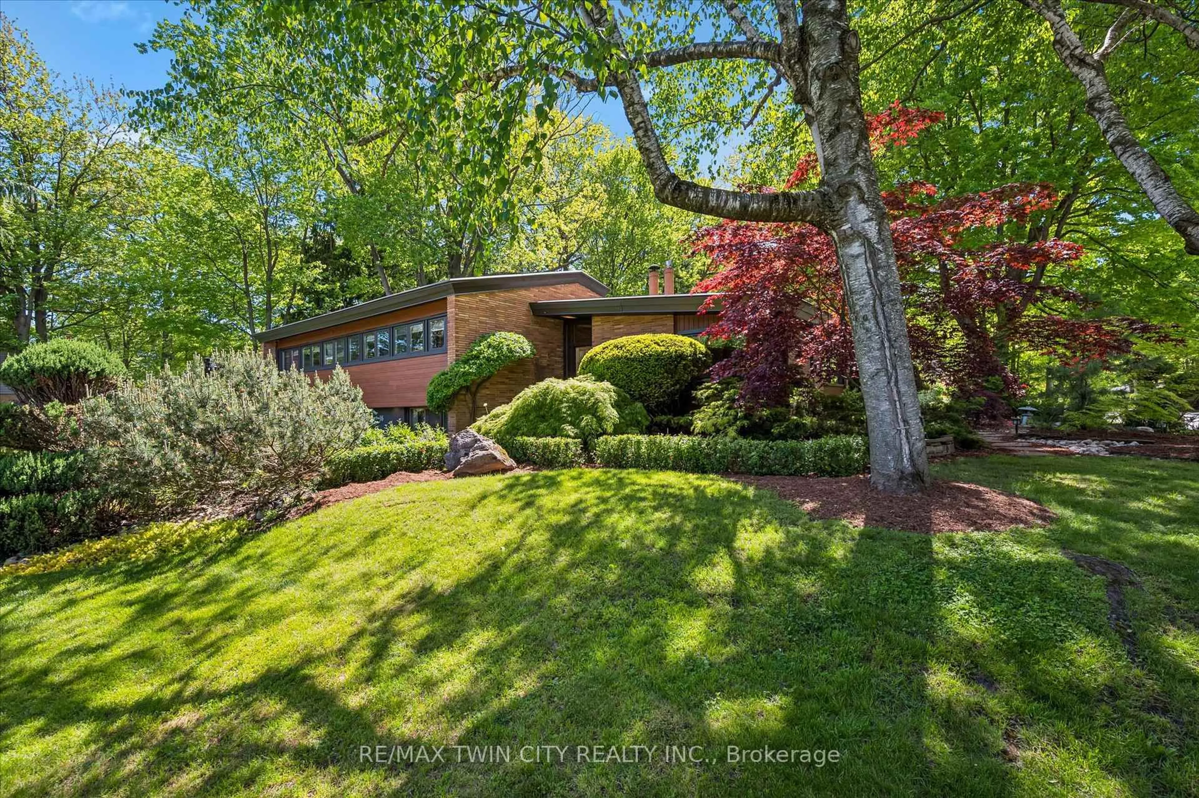 A pic from outside/outdoor area/front of a property/back of a property/a pic from drone, unknown for 16 Parkwood Dr, Cambridge Ontario N1S 3K7