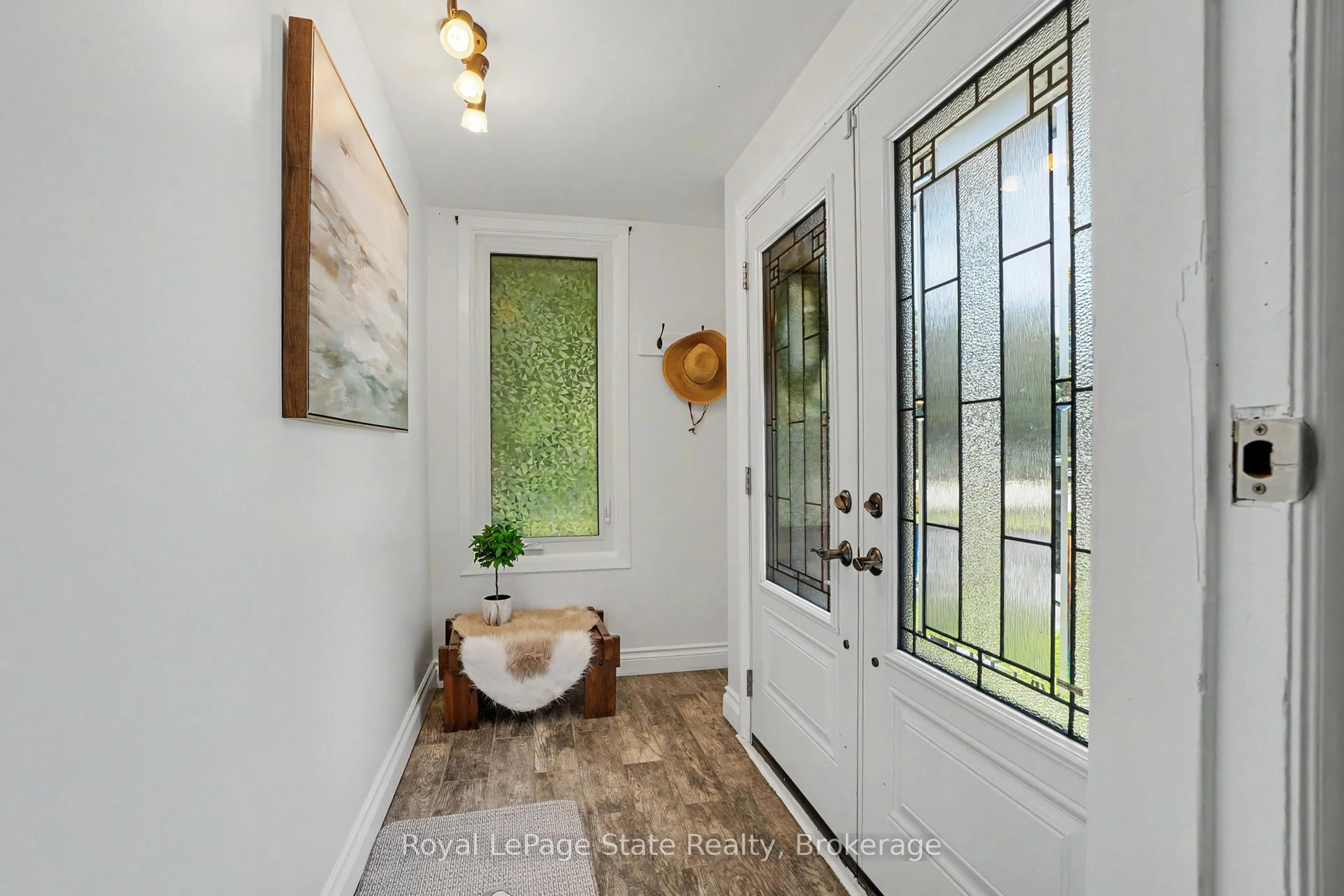 Indoor entryway for 51 Parnell Rd, St. Catharines Ontario L2N 2W5