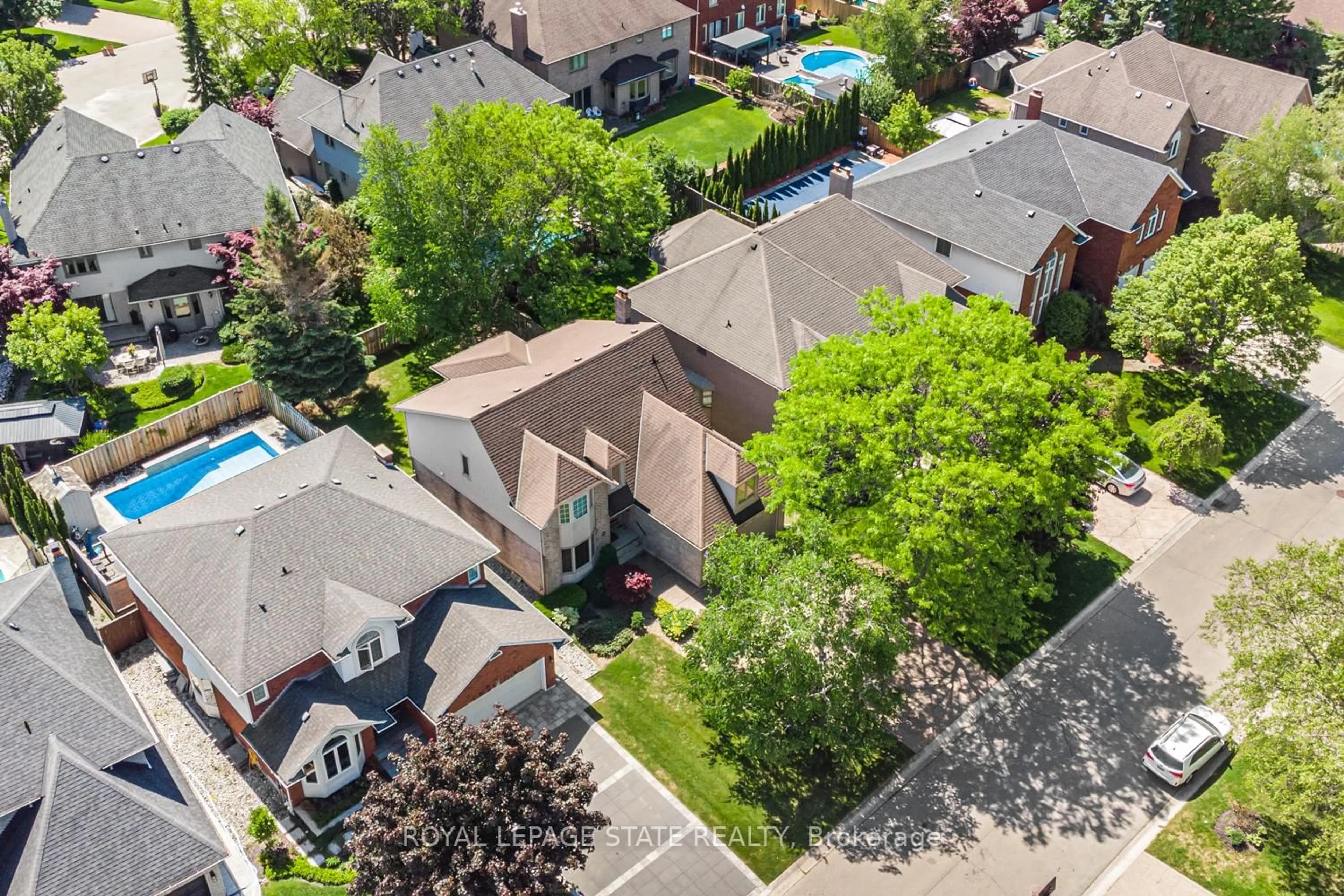 A pic from outside/outdoor area/front of a property/back of a property/a pic from drone, street for 85 Citation Cres, Hamilton Ontario L9K 1H8