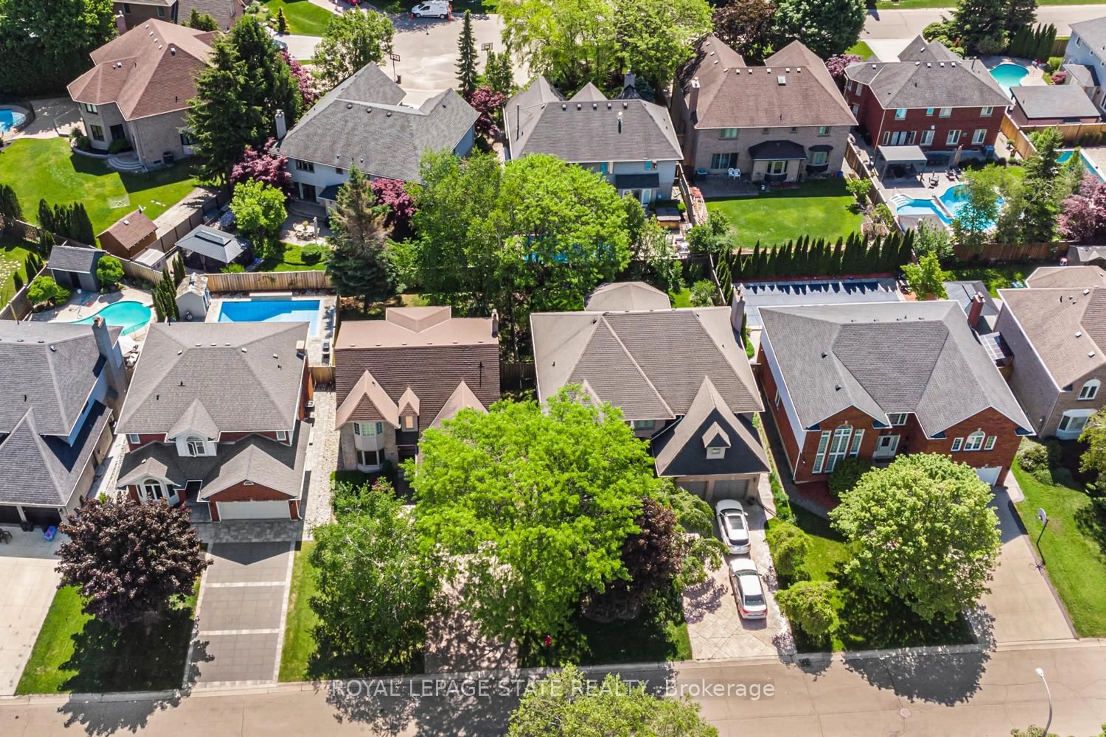 A pic from outside/outdoor area/front of a property/back of a property/a pic from drone, street for 85 Citation Cres, Hamilton Ontario L9K 1H8