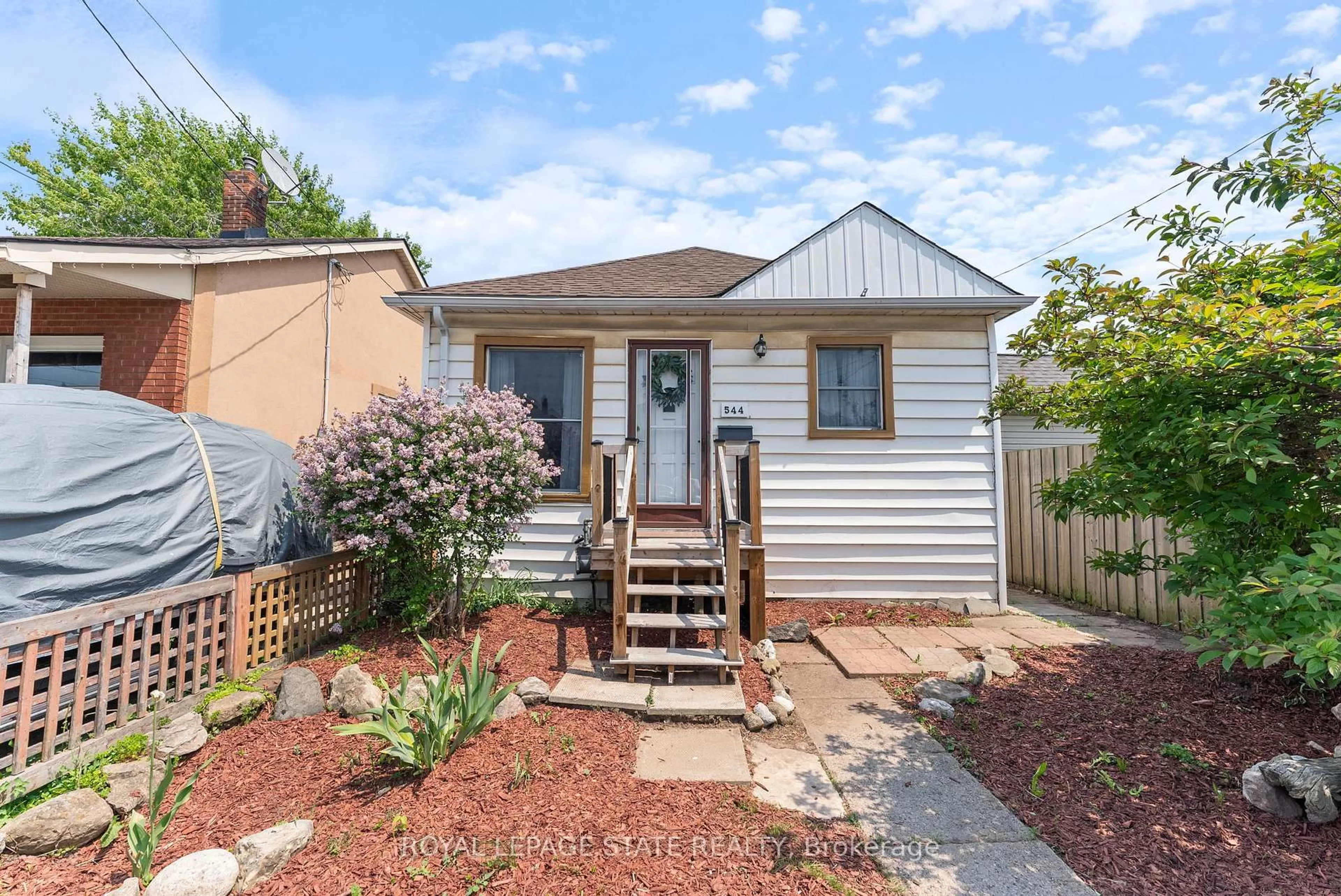 Home with vinyl exterior material, street for 544 Mary St, Hamilton Ontario L8L 4X7