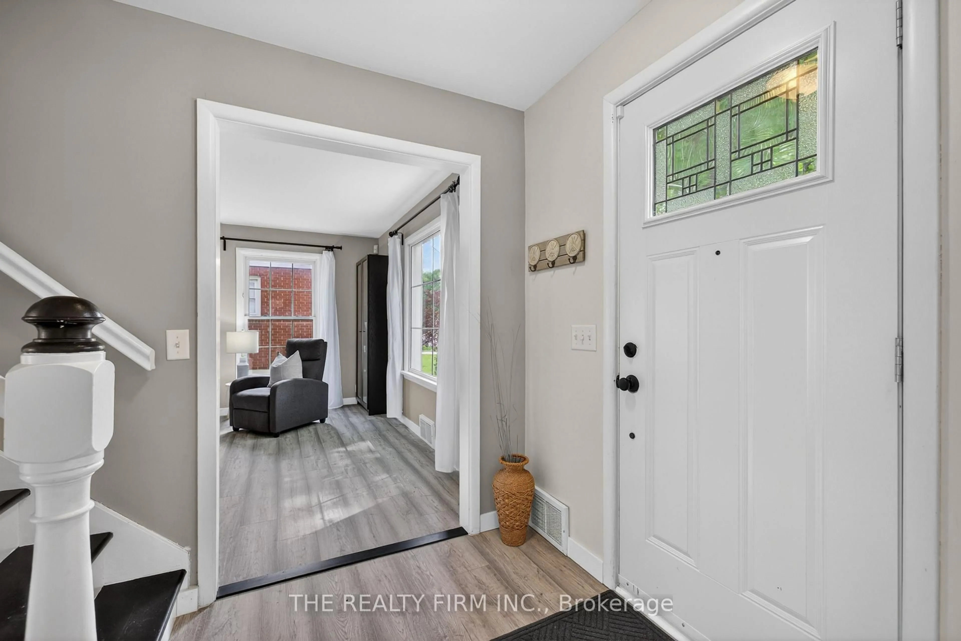 Indoor entryway for 293 Carrie St, Strathroy-Caradoc Ontario N7G 3C9