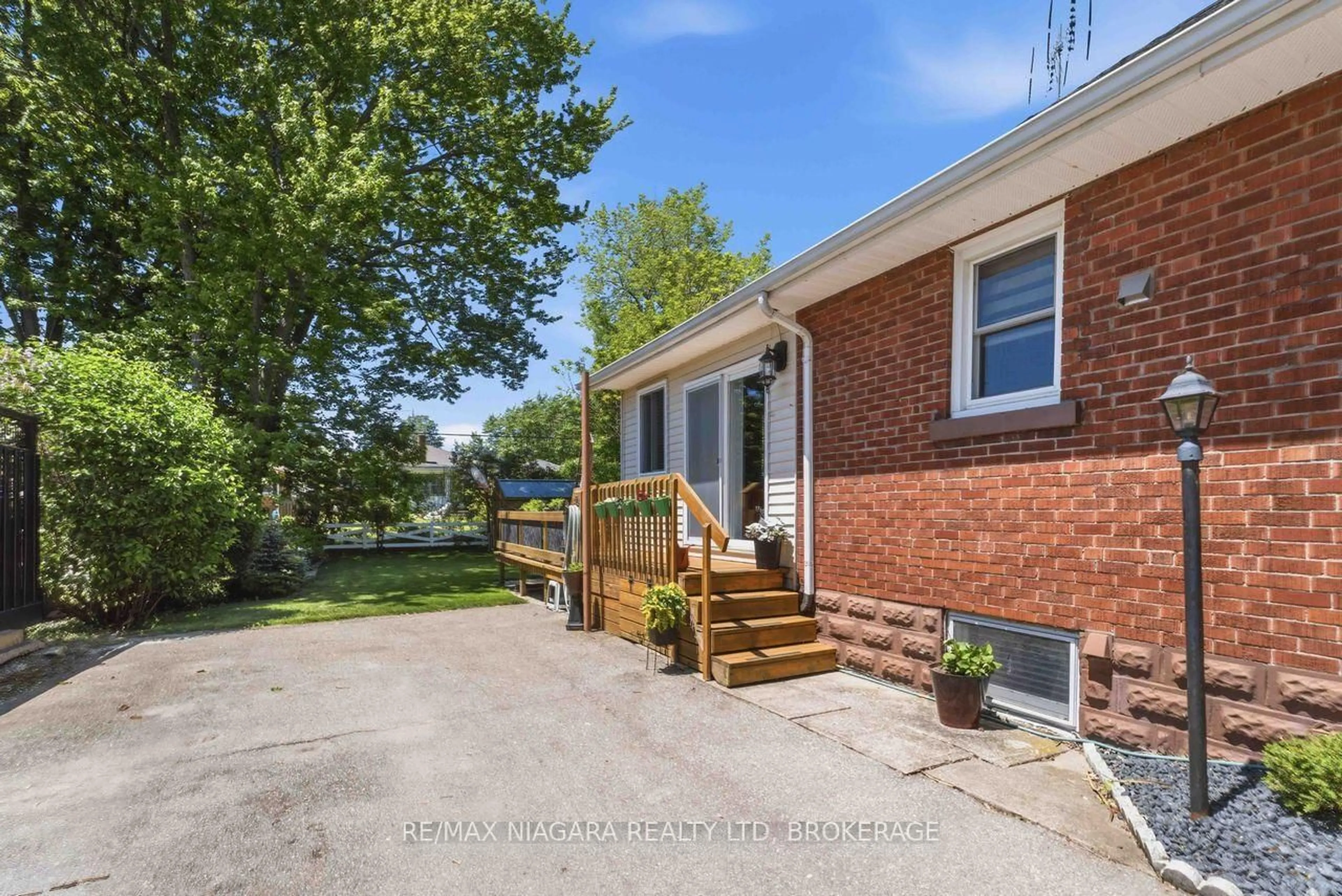 Home with brick exterior material, unknown for 86 CLARE Ave, Port Colborne Ontario L3K 5H4