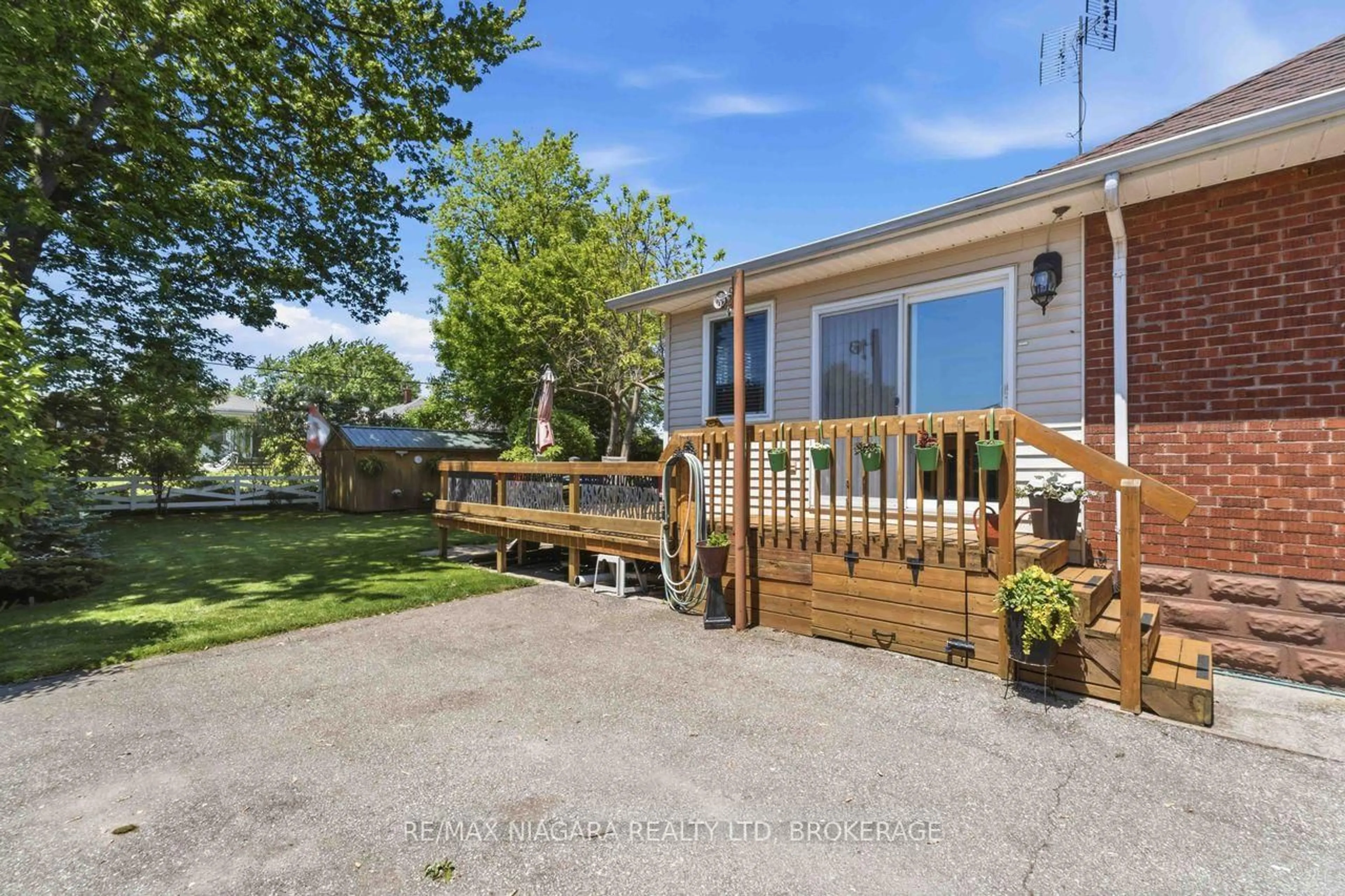 A pic from outside/outdoor area/front of a property/back of a property/a pic from drone, water/lake/river/ocean view for 86 CLARE Ave, Port Colborne Ontario L3K 5H4