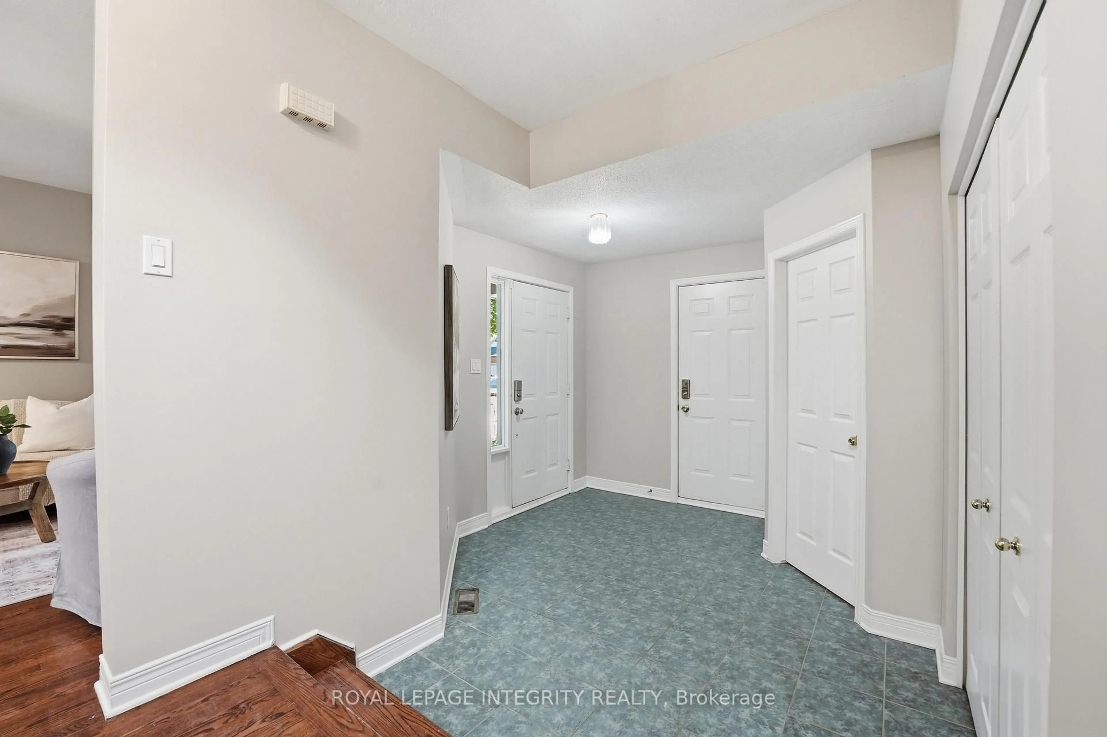 Indoor entryway for 15 Halkirk Ave, Ottawa Ontario K2V 1B1