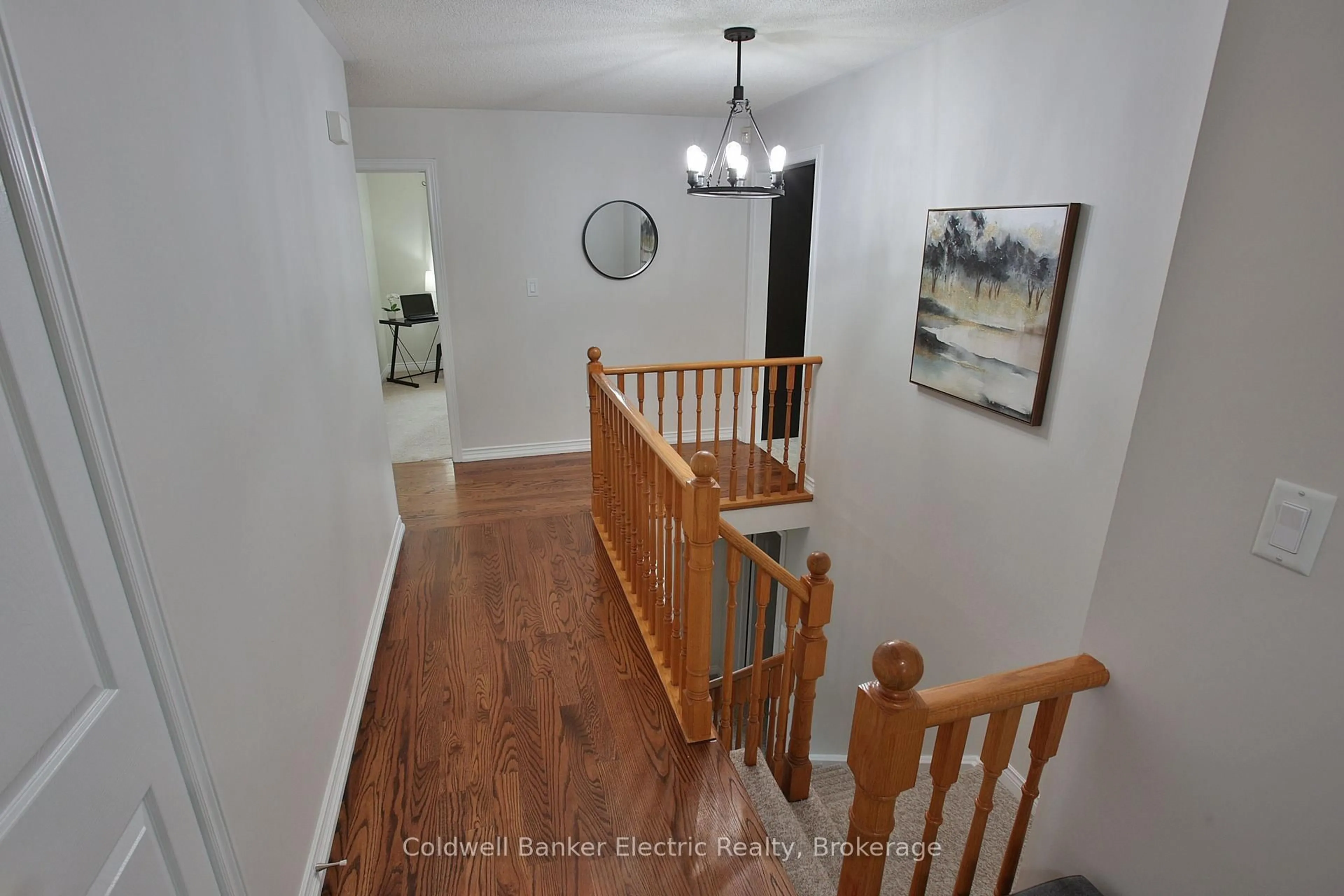 Indoor foyer for 1830 Stratton Ave, Peterborough Ontario K9K 2E6