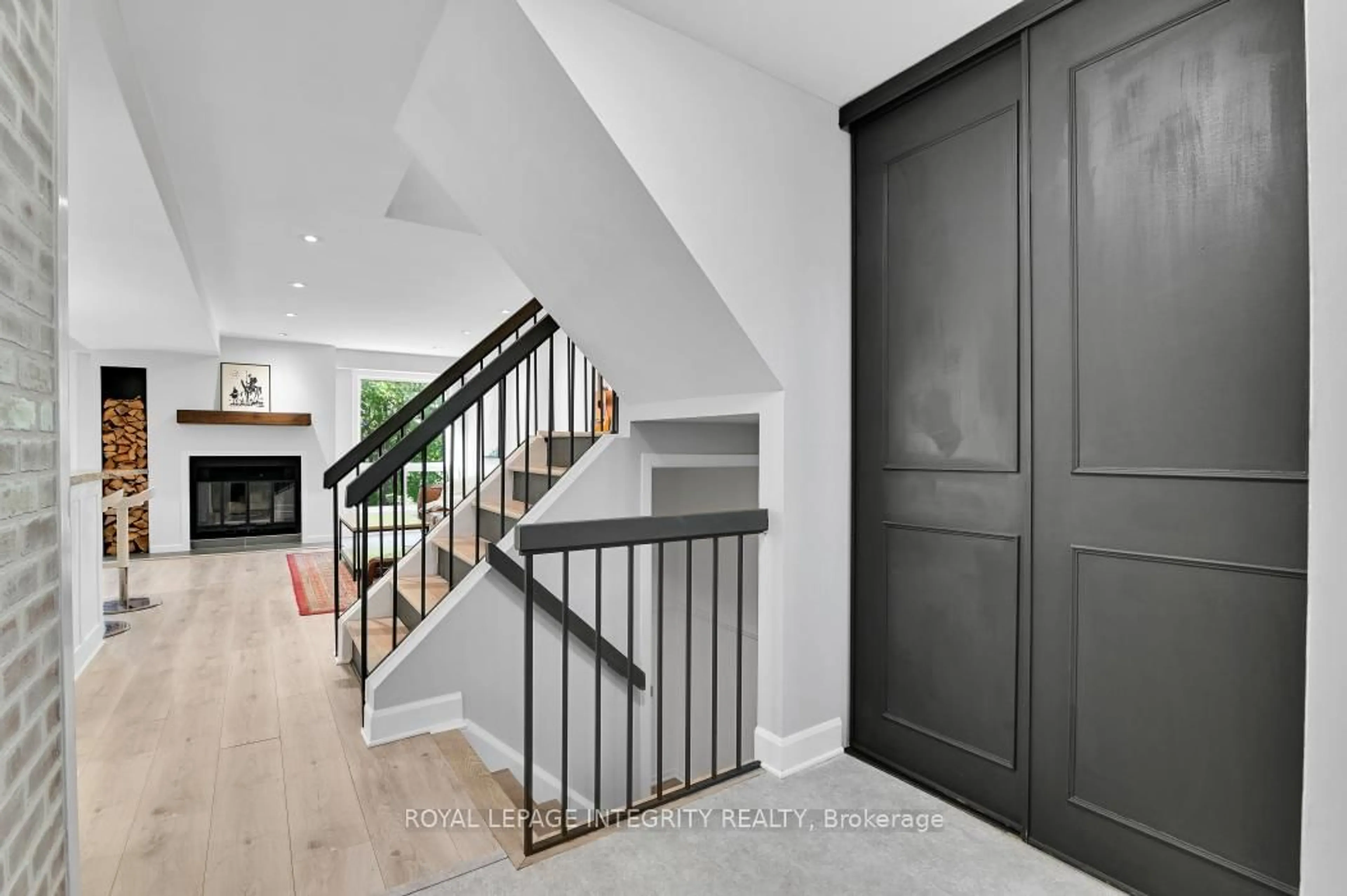 Indoor entryway for 6812 Bilberry Dr #95, Orleans Ontario K1C 3R4