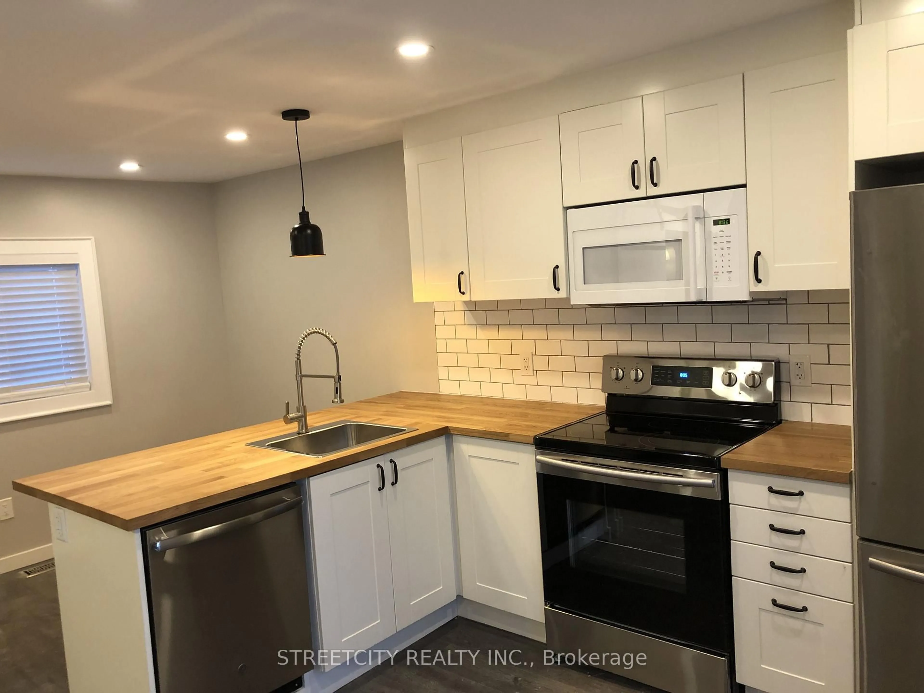 Standard kitchen, unknown for 163 Emerson St, London South Ontario N5Z 3L5