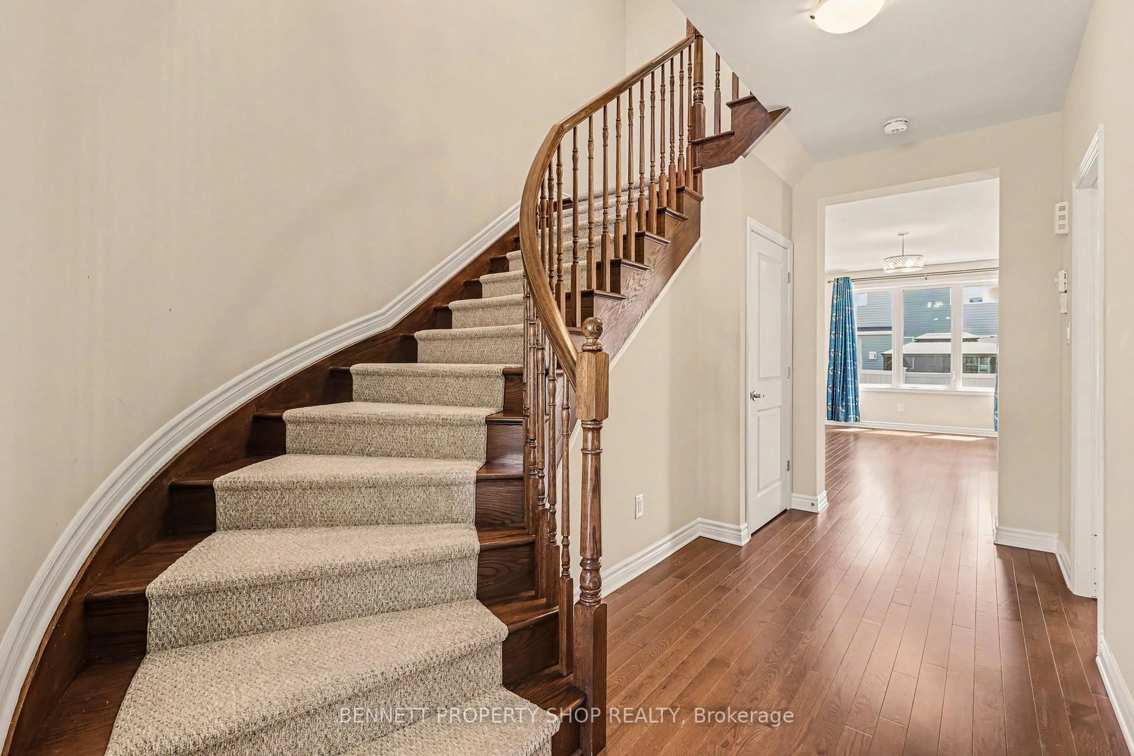Stairs for 520 Des Genevriers St, Ottawa Ontario K4A 0Z2