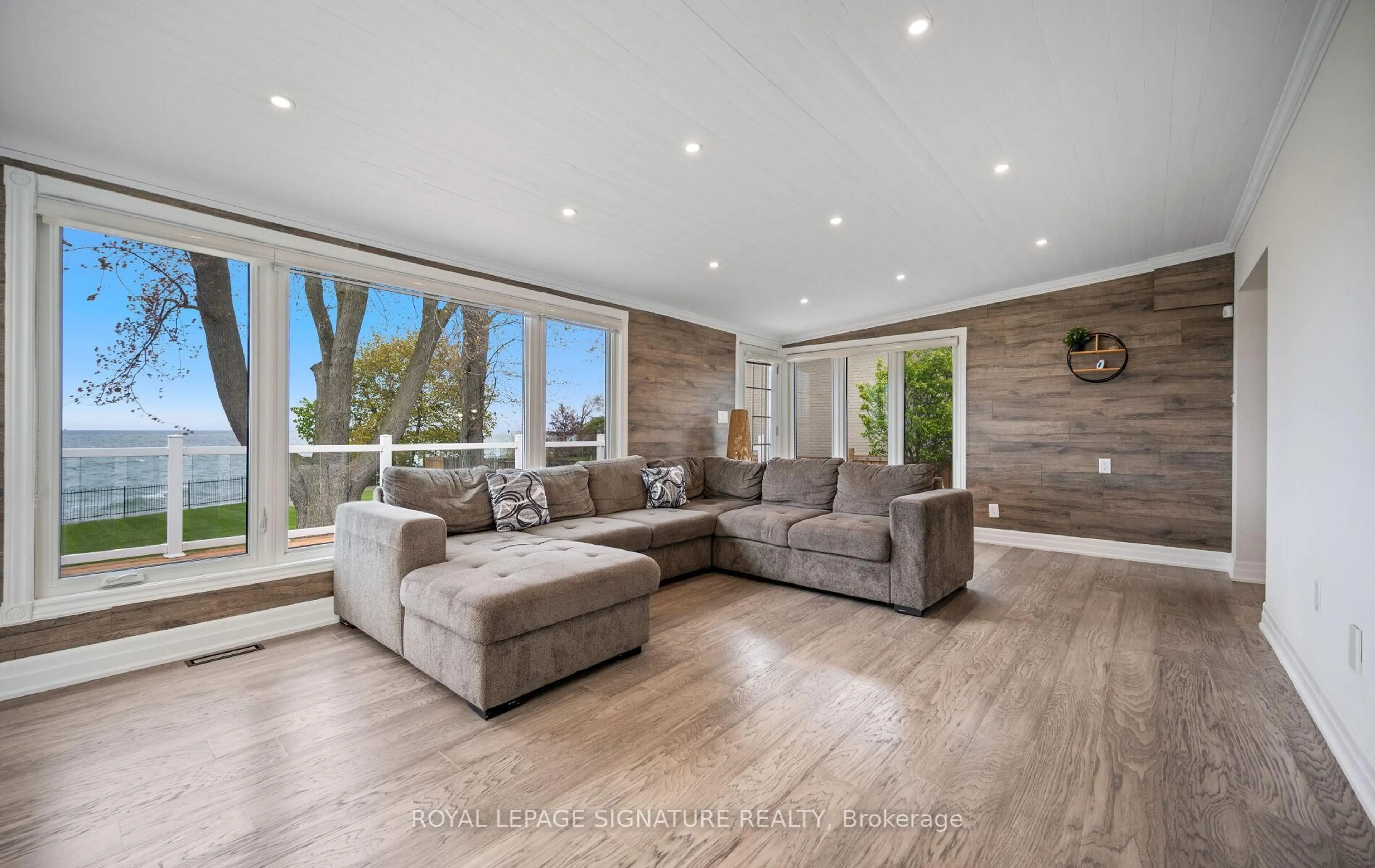 Living room with furniture, wood/laminate floor for 17 Wendakee Dr, Hamilton Ontario L8E 5T3