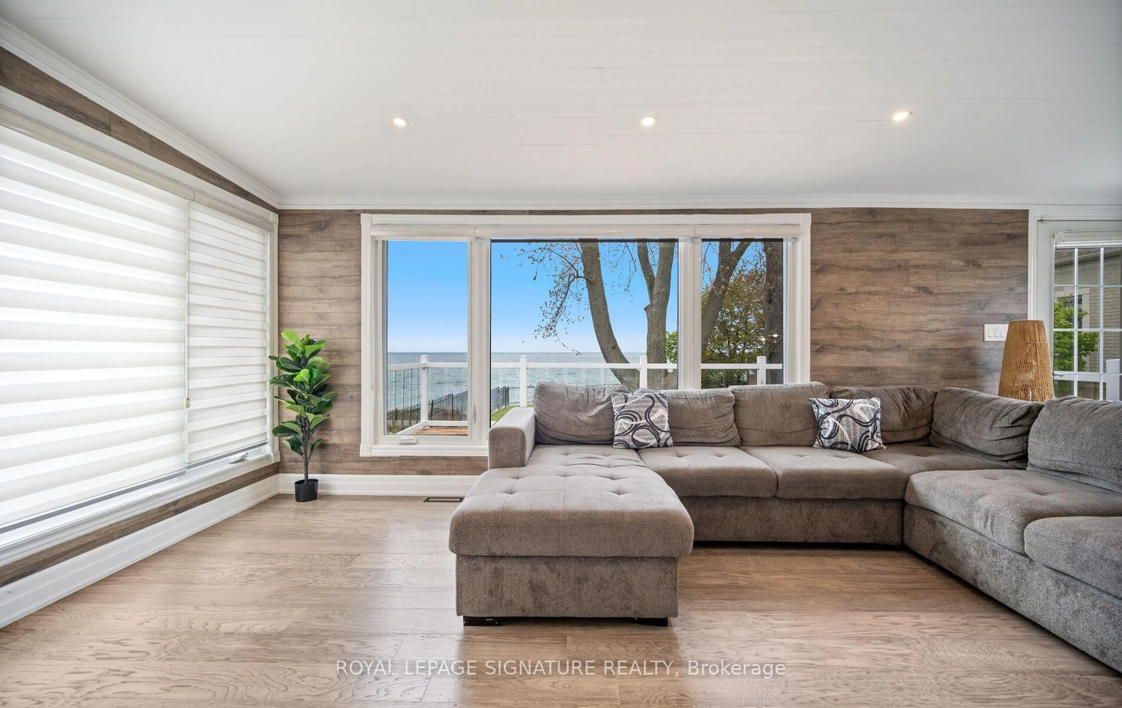 Living room with furniture, wood/laminate floor for 17 Wendakee Dr, Hamilton Ontario L8E 5T3