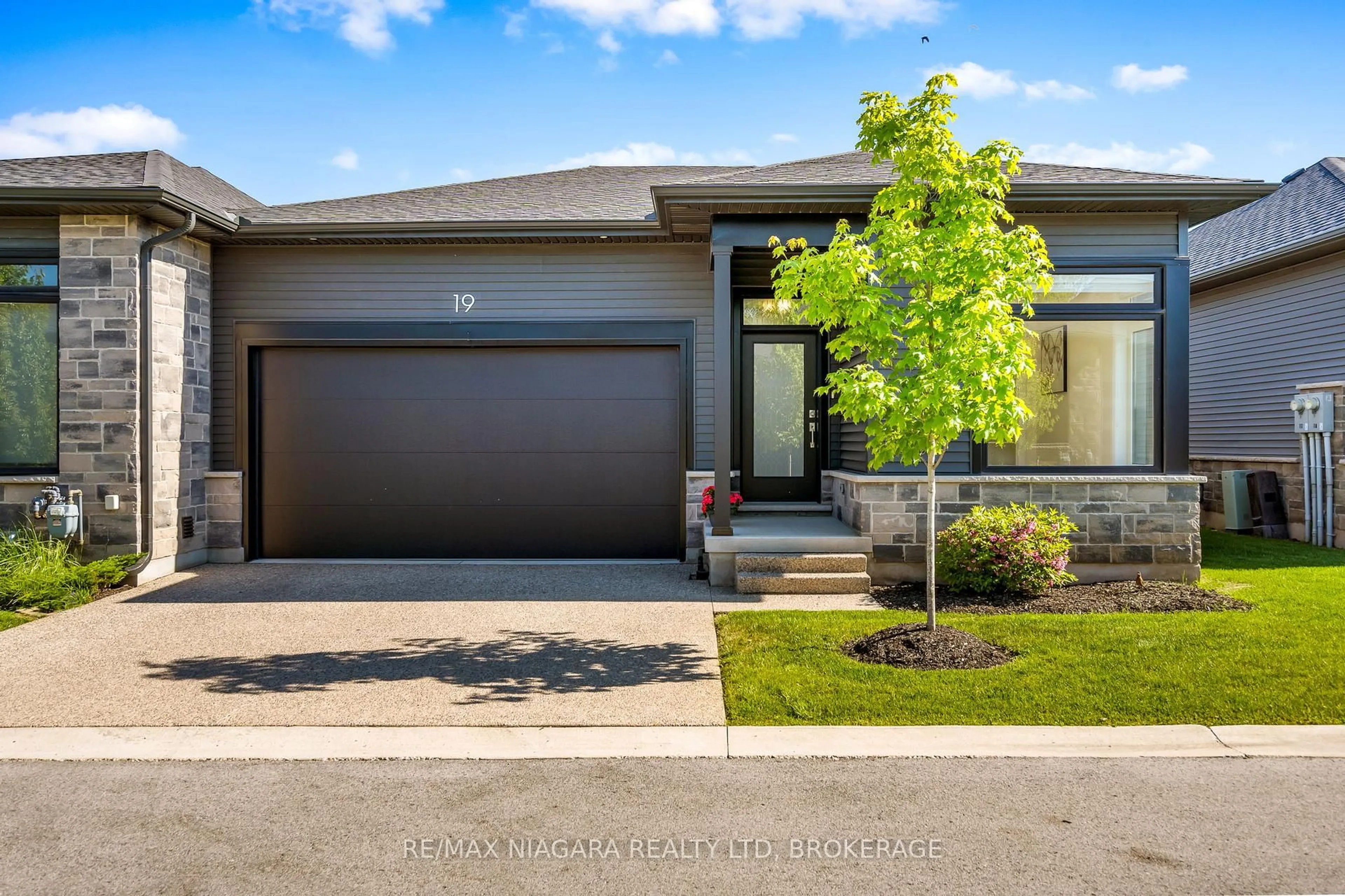 Home with brick exterior material, street for 8974 Willoughby Dr #19, Niagara Falls Ontario L2G 0Y7