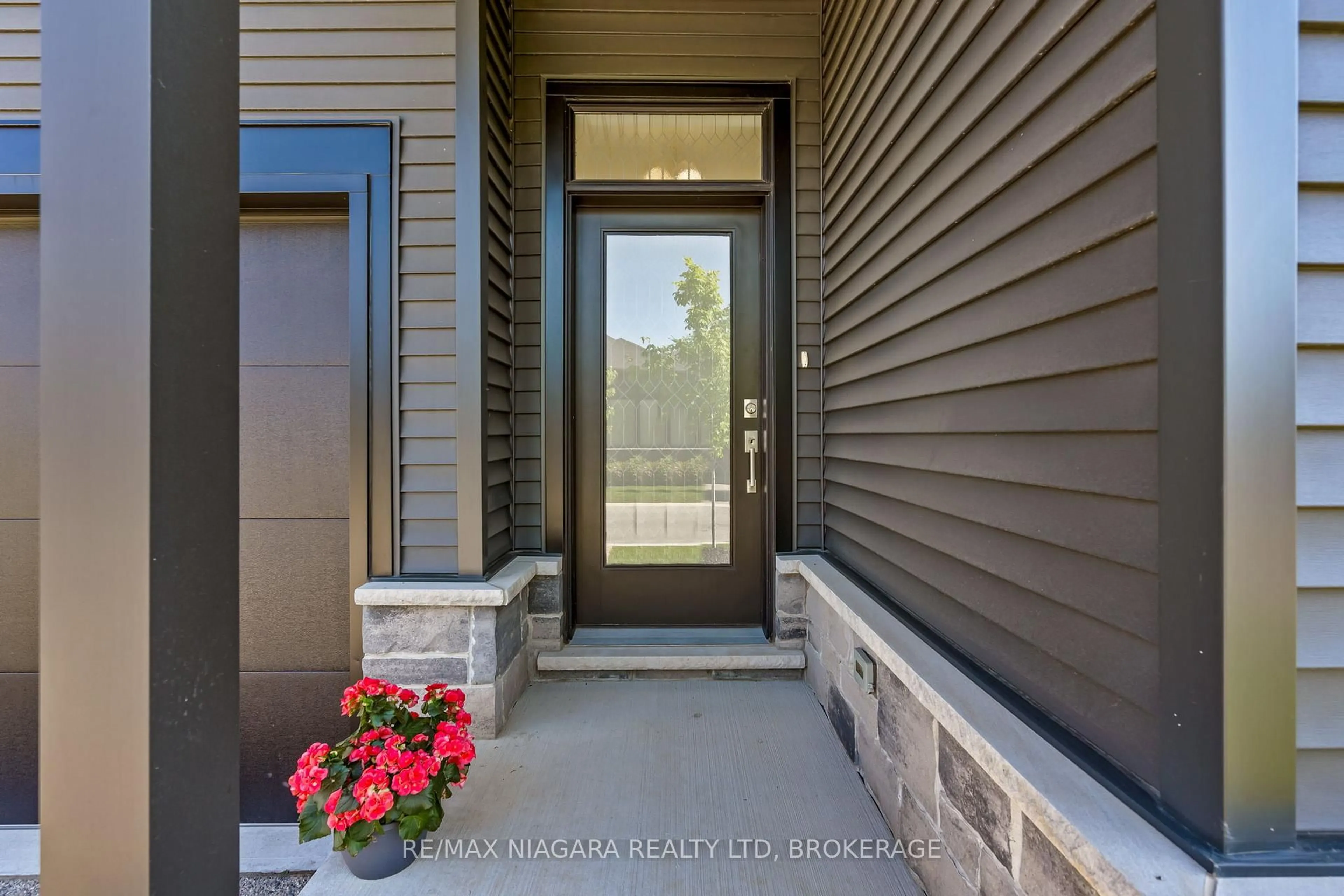 Indoor entryway for 8974 Willoughby Dr #19, Niagara Falls Ontario L2G 0Y7