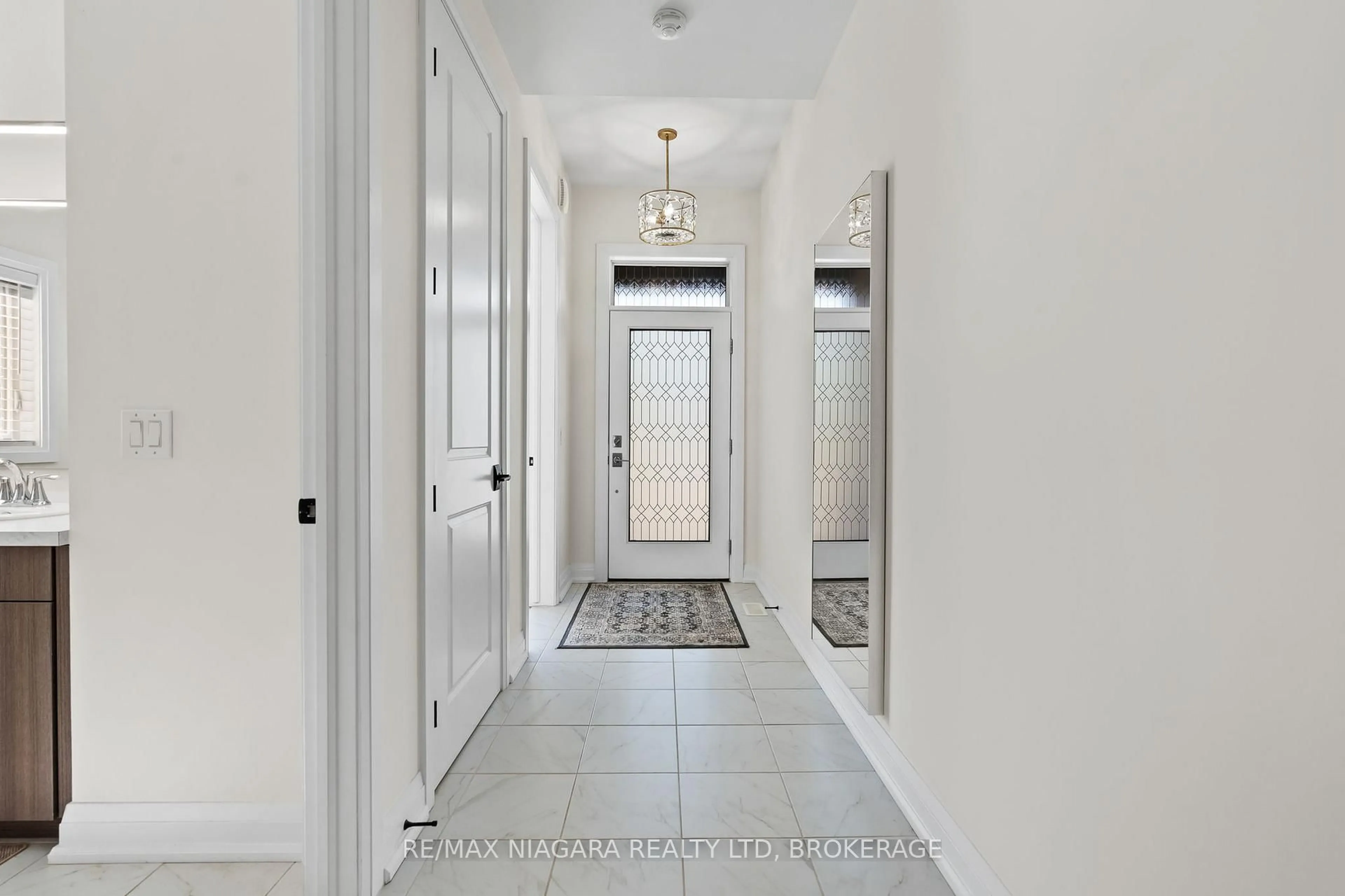 Indoor entryway for 8974 Willoughby Dr #19, Niagara Falls Ontario L2G 0Y7