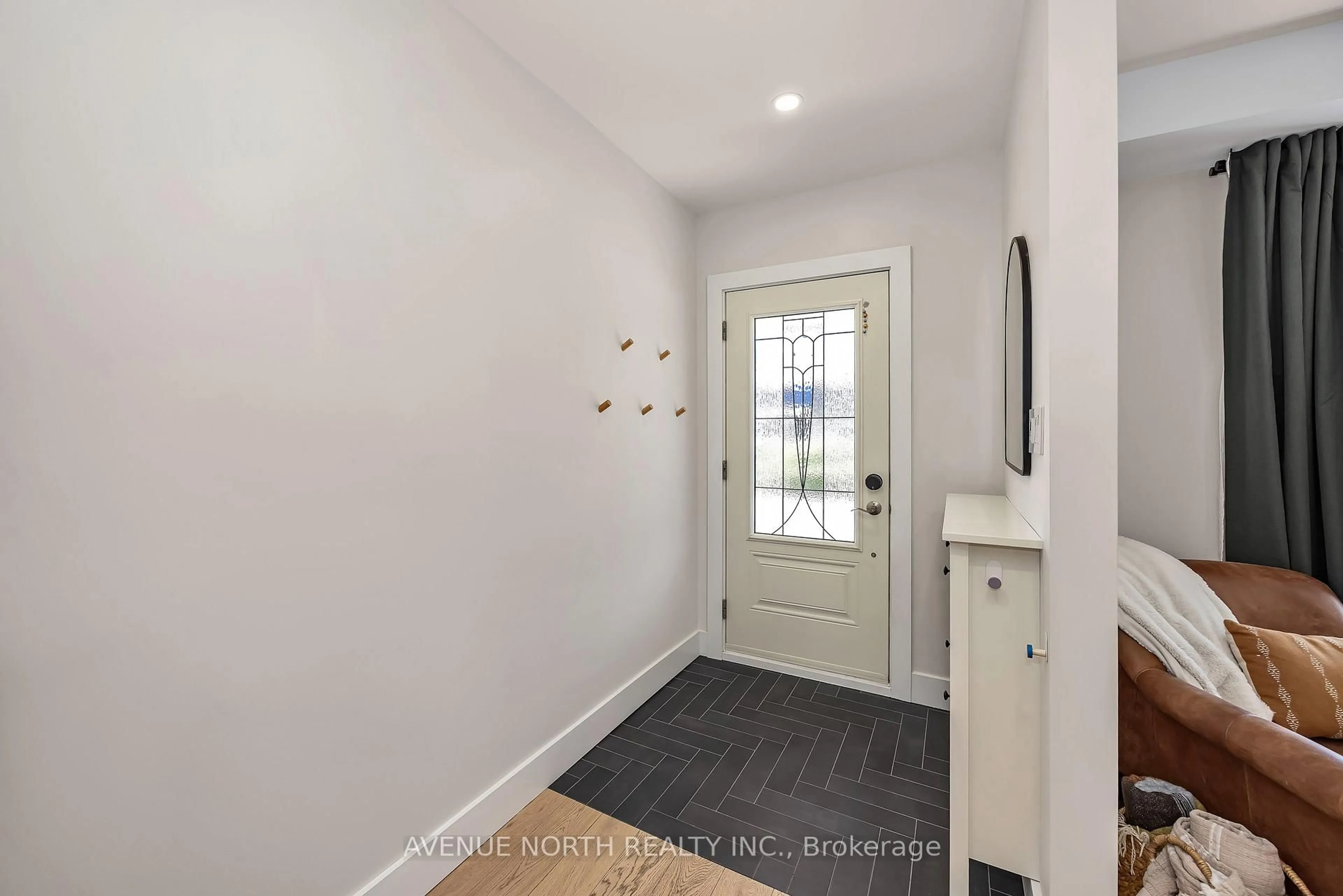 Indoor entryway for 1091 Gladstone Ave, Ottawa Ontario K1Y 3H1