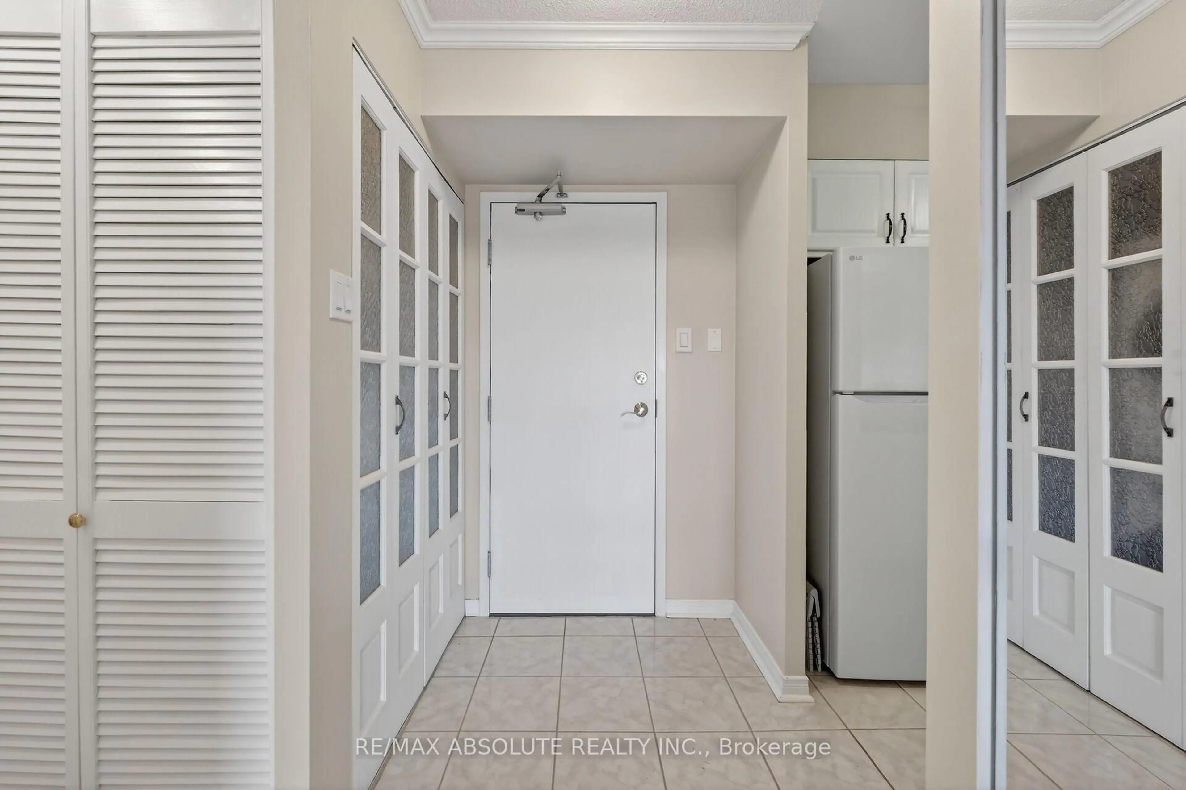 Indoor entryway for 545 St Laurent Blvd #806, Ottawa Ontario K1K 4H9