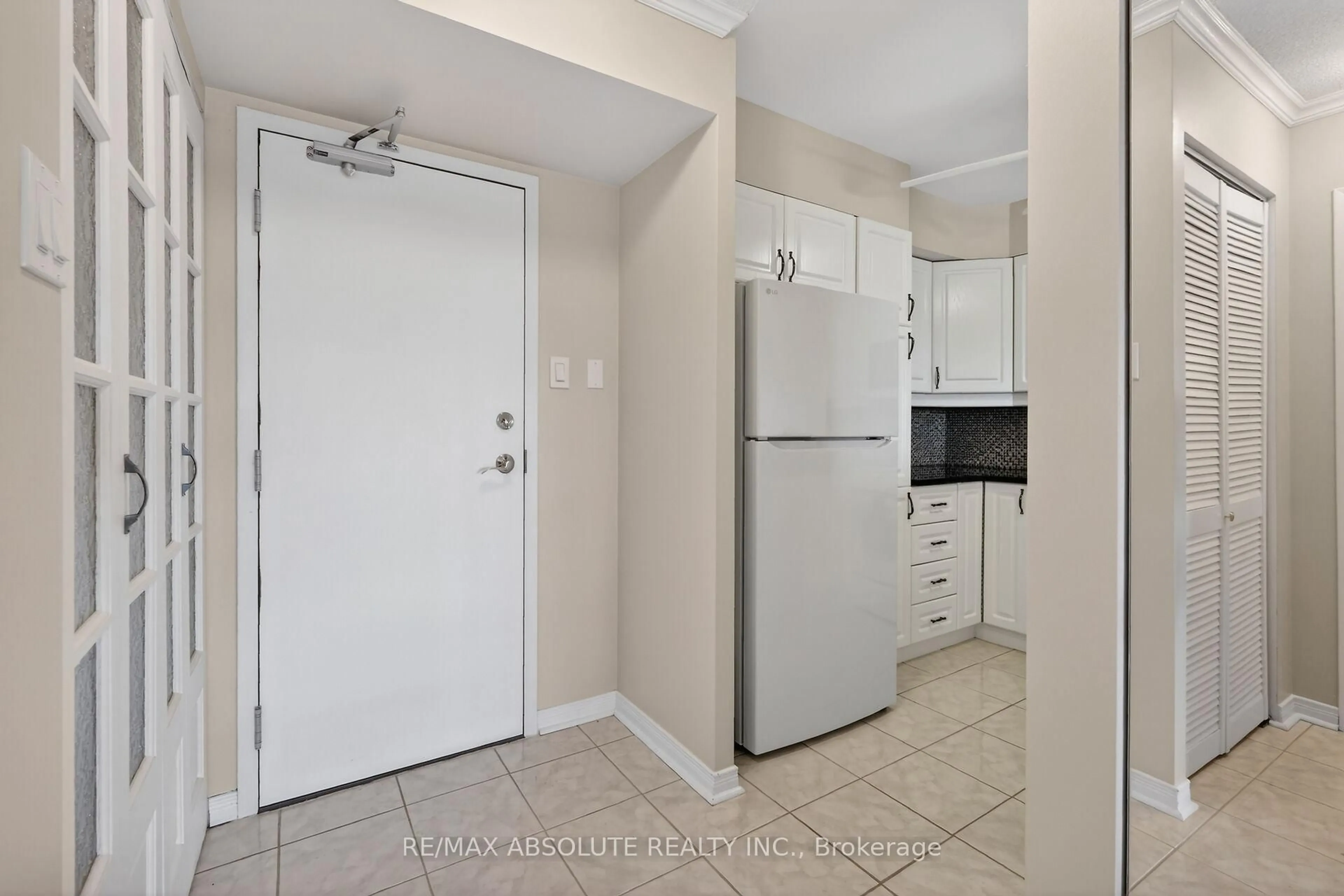 Standard kitchen, unknown for 545 St Laurent Blvd #806, Ottawa Ontario K1K 4H9
